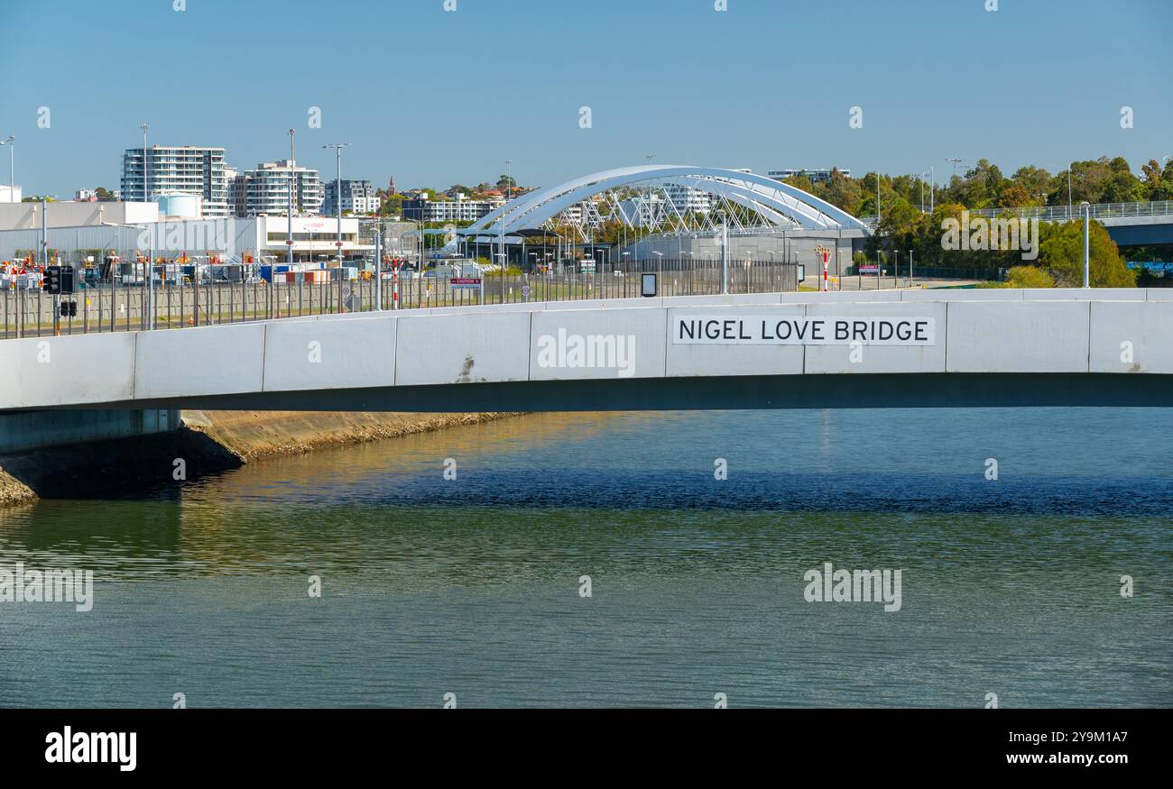 Alexandra canal et Nigel Love Bridge à l'aéroport de Sydney en Australie, avec le pont West à deux arches en arrière-plan. Banque D'Images