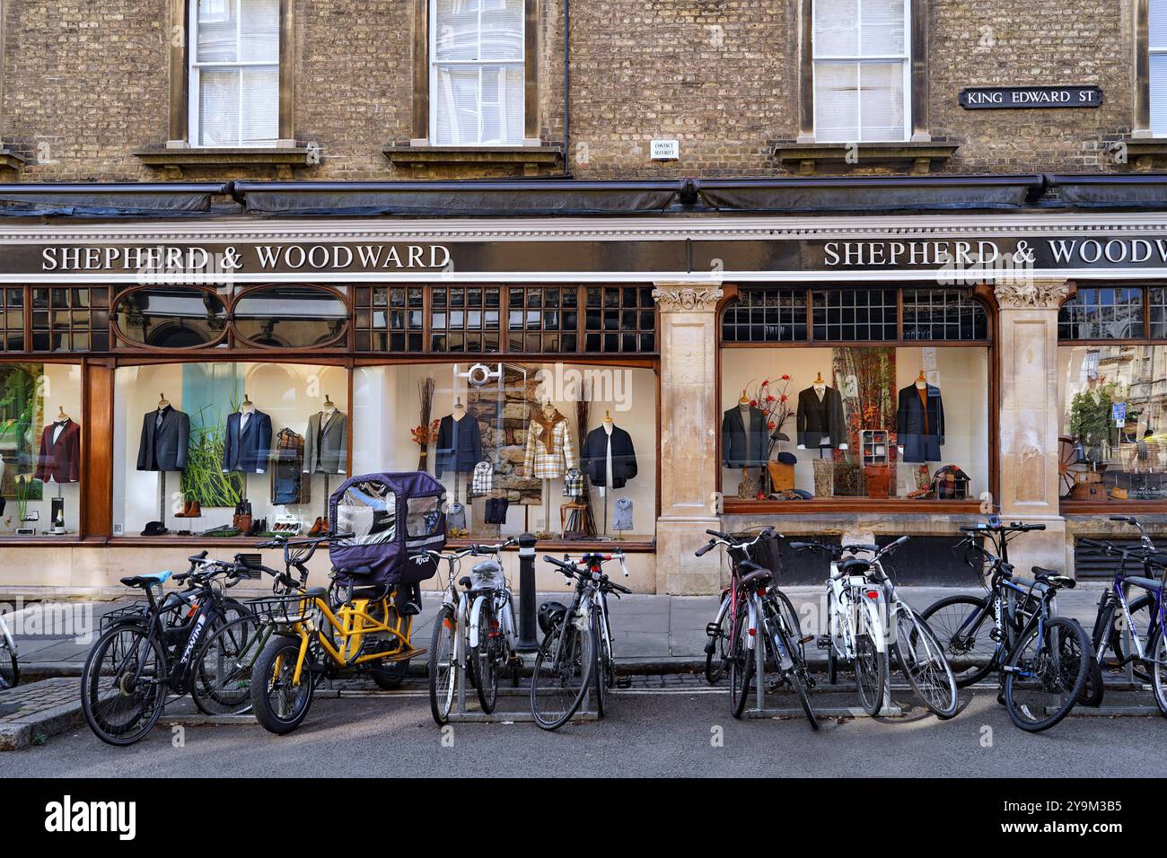 Oxford, Angleterre, vitrine de magasin de vêtements élégants pour hommes Banque D'Images