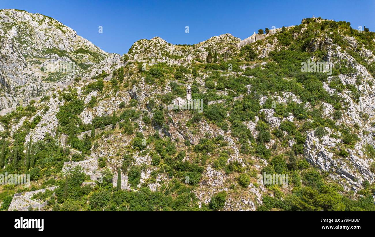 Vue aérienne de l'église notre-Dame de Remedy, perchée sur le versant du massif John au-dessus de la vieille ville de Kotor au Monténégro Banque D'Images