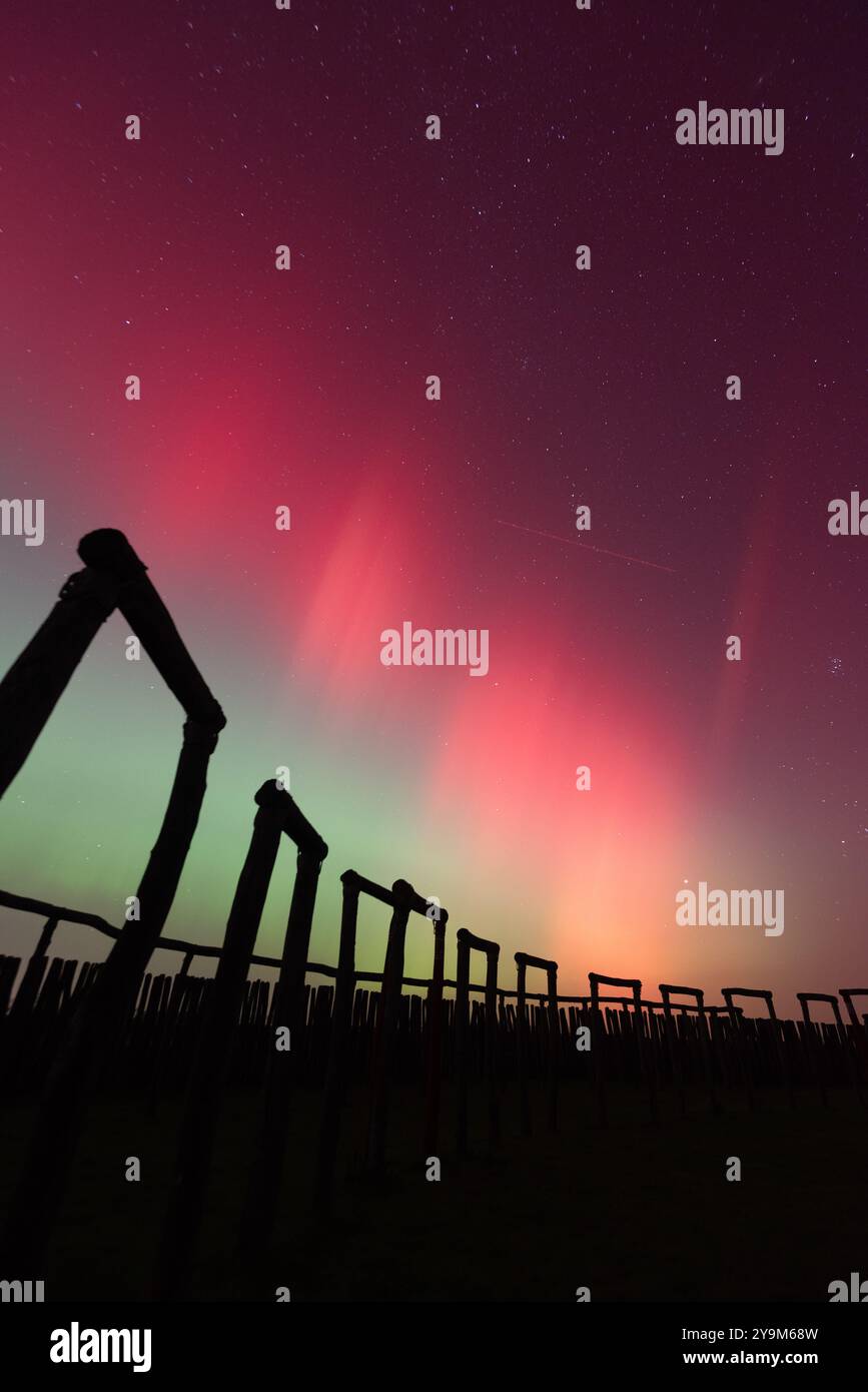 aurores boréales (aurores boréales) au-dessus du sanctuaire annulaire de Pömmelte, complexe de fossés circulaires préhistoriques, également connu par les archéologues sous le nom de Sto allemand Banque D'Images