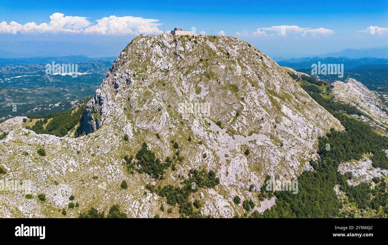 Vue aérienne du mausolée de Njegoš au sommet du mont Lovćen dans le parc national de Lovćen près de Cetinje au Monténégro Banque D'Images