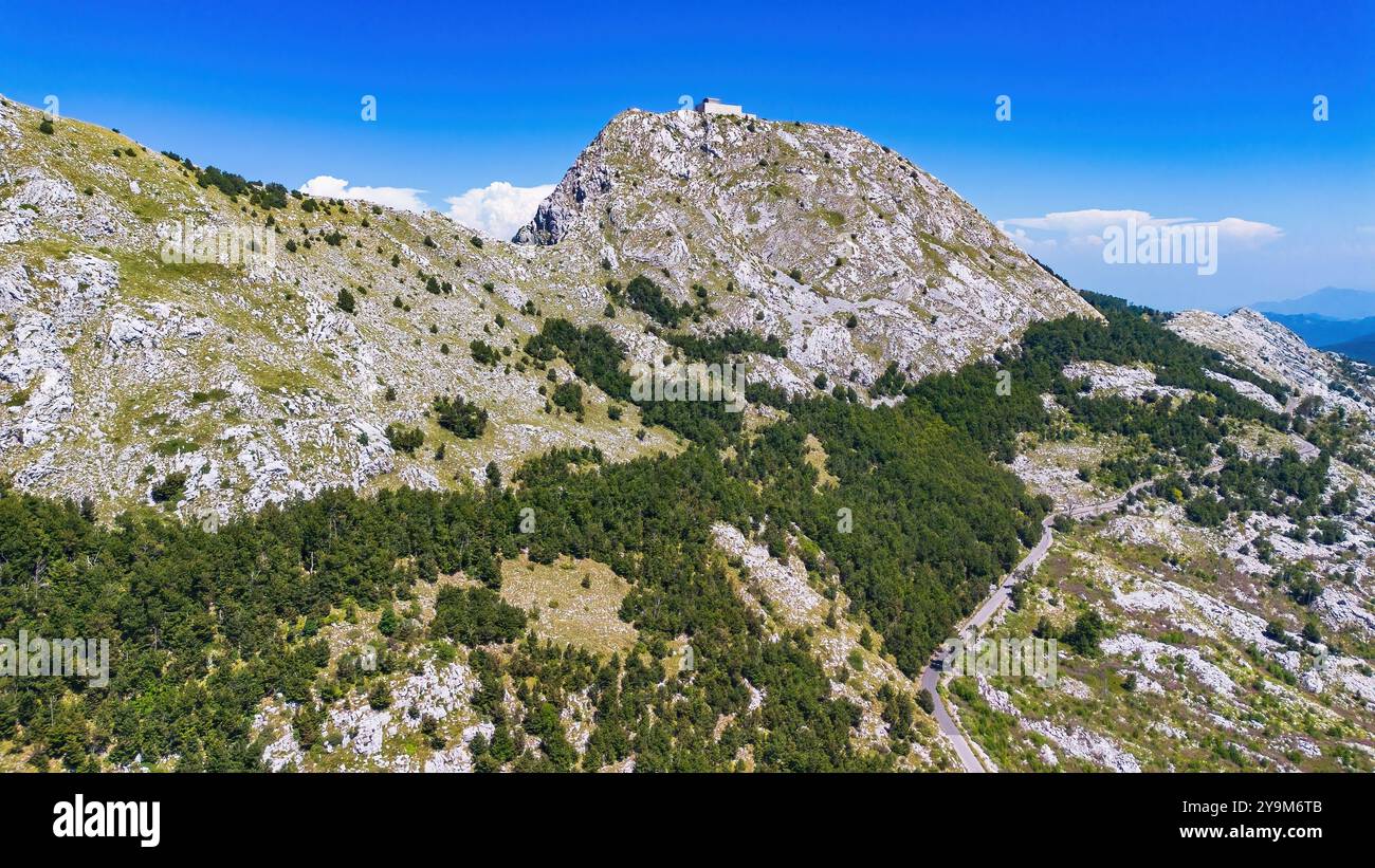 Vue aérienne du mausolée de Njegoš au sommet du mont Lovćen dans le parc national de Lovćen près de Cetinje au Monténégro Banque D'Images