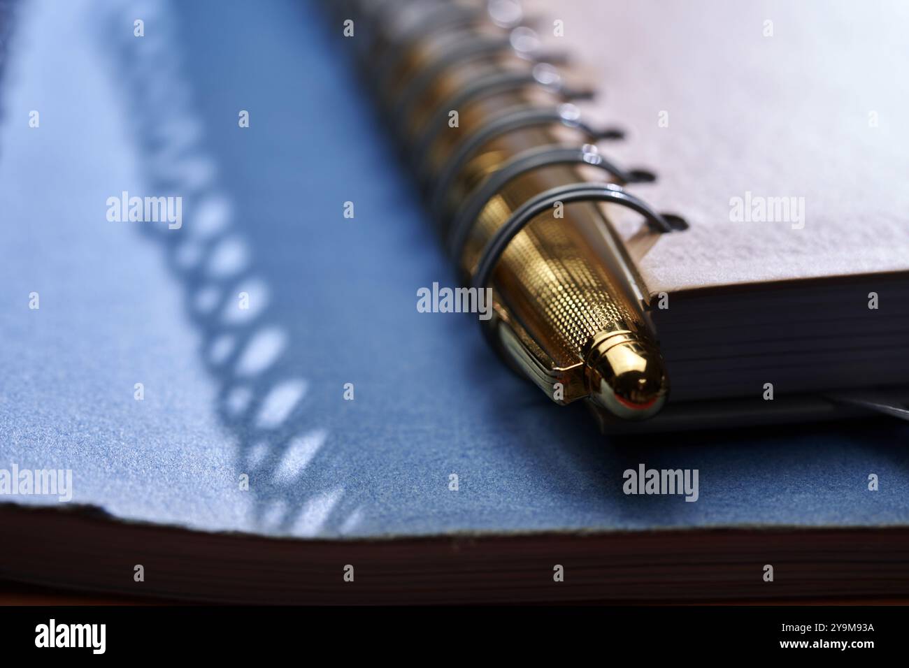 Stylo doré sur une pile de papiers Banque D'Images