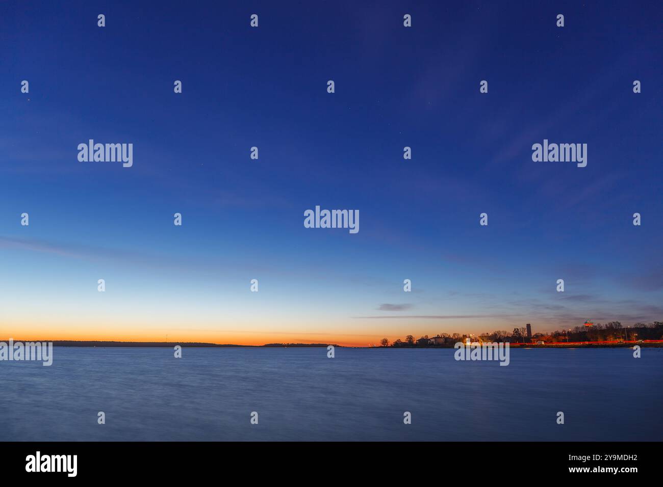 Pleine lune se levant sur la mer Baltique, vue sur le rivage de la mer, heure du coucher du soleil tardif Banque D'Images