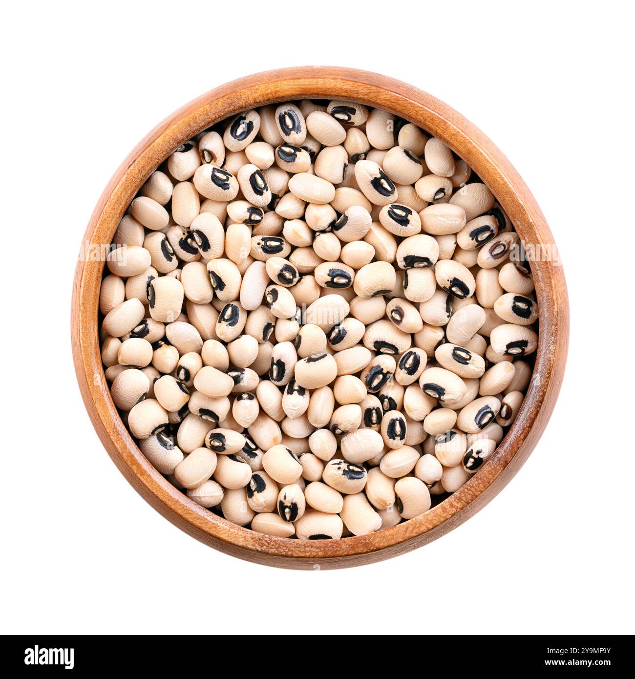 Pois noirs séchés dans un bol en bois. Haricots aux yeux noirs ou blackeye de Californie, légumineuse de haricots de taille moyenne, de couleur pâle avec une tache noire proéminente. Banque D'Images