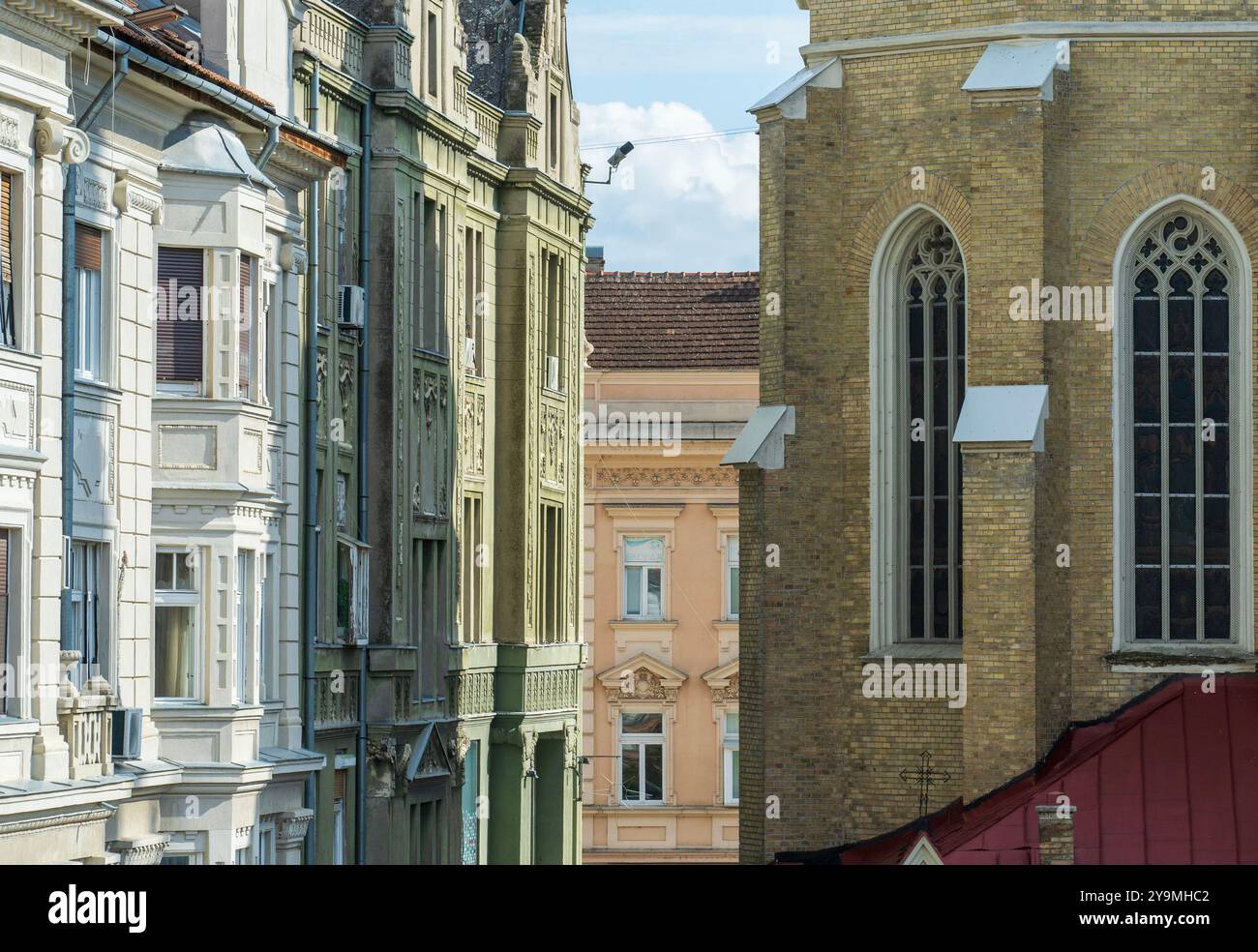 Panorama urbain : toits, fenêtres cintrées et ciel Banque D'Images