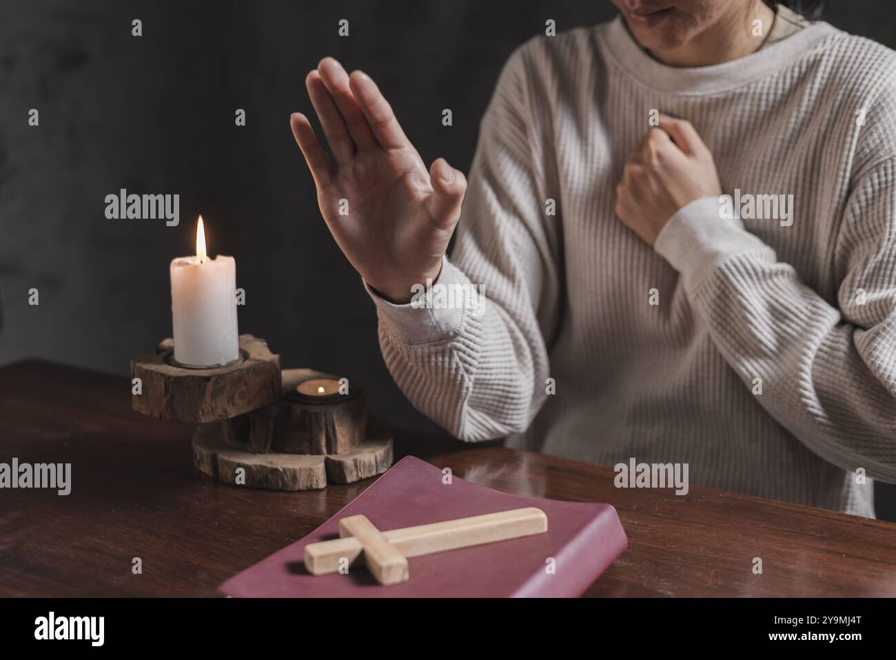 Sainte Bible. Mains d'une femme méconnaissable avec la prière biblique, la prière est le pilier de la force. Banque D'Images