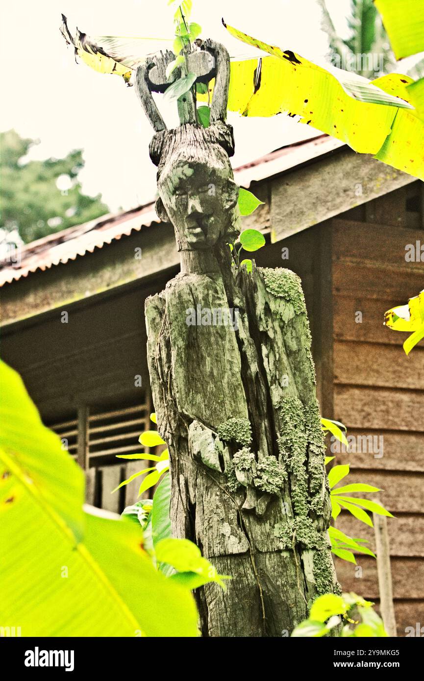 Un totem en bois de forme humaine dans le village de Nanga Raun, Kalis, Kapuas Hulu, Kalimantan occidental, Indonésie. Banque D'Images