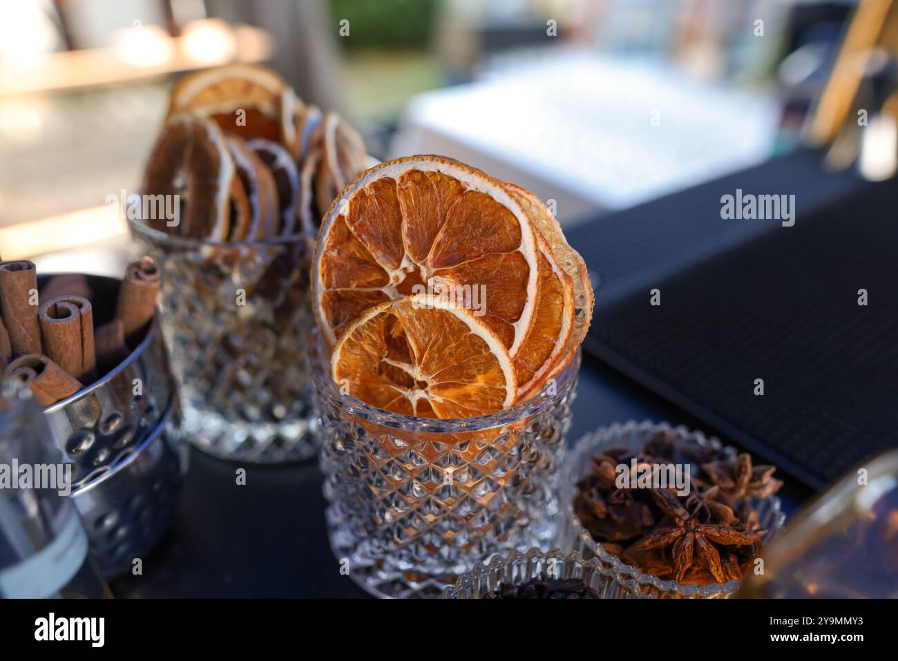Faible profondeur de champ (mise au point sélective) détails avec des ingrédients pour les cocktails sur un bar : oranges séchées, cannelle, anis étoilé. Banque D'Images