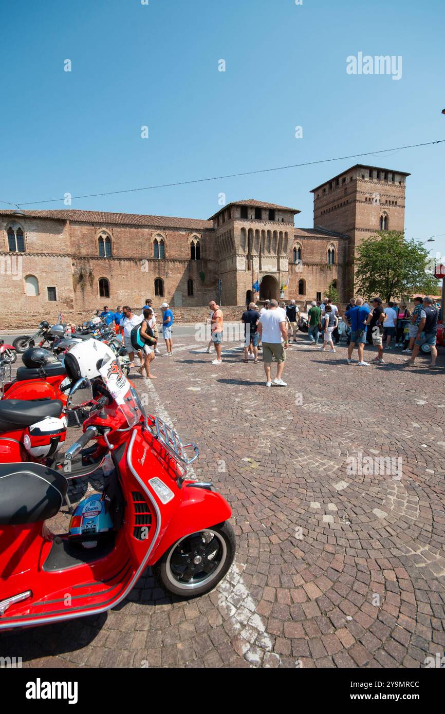 Italie, Lombardie, Pandino, rencontre de Vespa Piaggio Banque D'Images