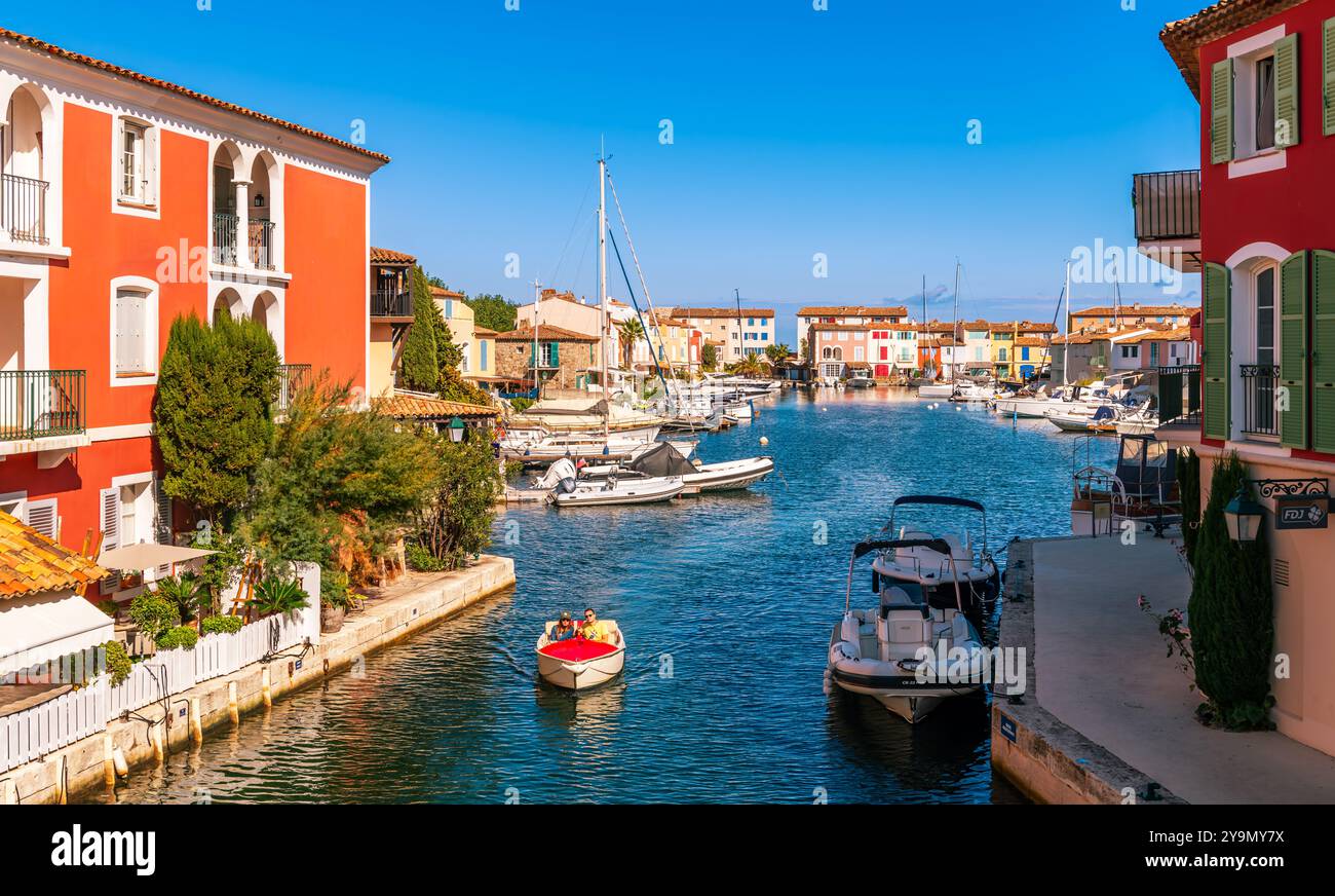 Village sur pilotis de Port Grimaud, dans le Var en Provence Alpes Côte d'Azur, France Banque D'Images