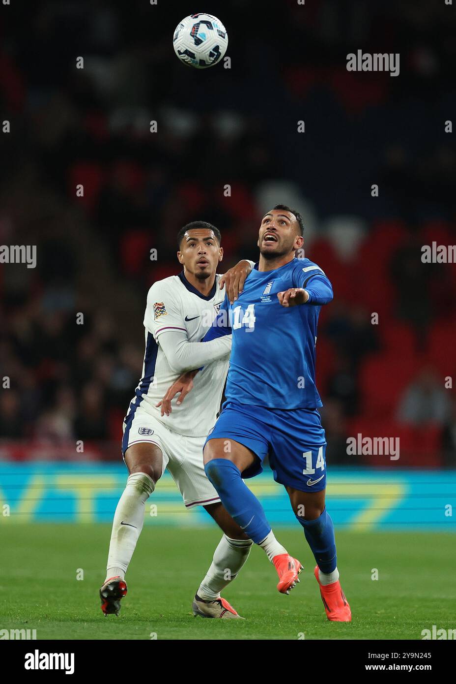 Londres, Royaume-Uni. 10 octobre 2024. Levi Colwill, d'Angleterre, et Vangelos Pavlidis, de Grèce, lors du match de l'UEFA Nations League au stade de Wembley, à Londres. Le crédit photo devrait se lire : Paul Terry/Sportimage crédit : Sportimage Ltd/Alamy Live News Banque D'Images