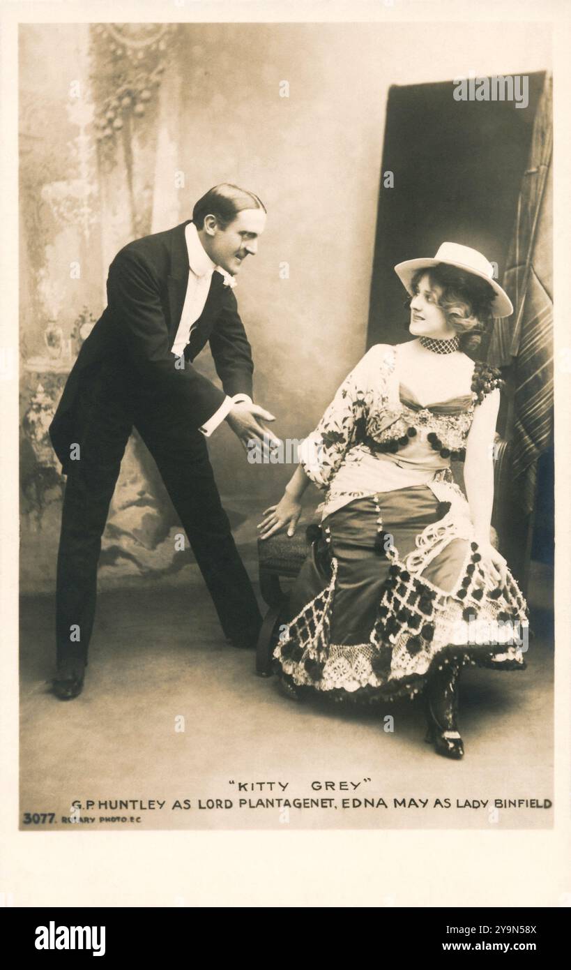 Carte postale vintage des acteurs G. P. Huntley dans le rôle de Lord Plantagenet et Edna May dans le rôle de Lady Binfield dans la comédie musicale théâtrale Kitty Grey. Il a été adapté de mars et Hennequin 'les Fétards' par J. S. Pigott. Musique d'Augustus Barratt et Howard Talbot, paroles d'Adrian Ross. Ouvert à l'Apollo Theatre, Londres le 7 septembre 1901. Banque D'Images