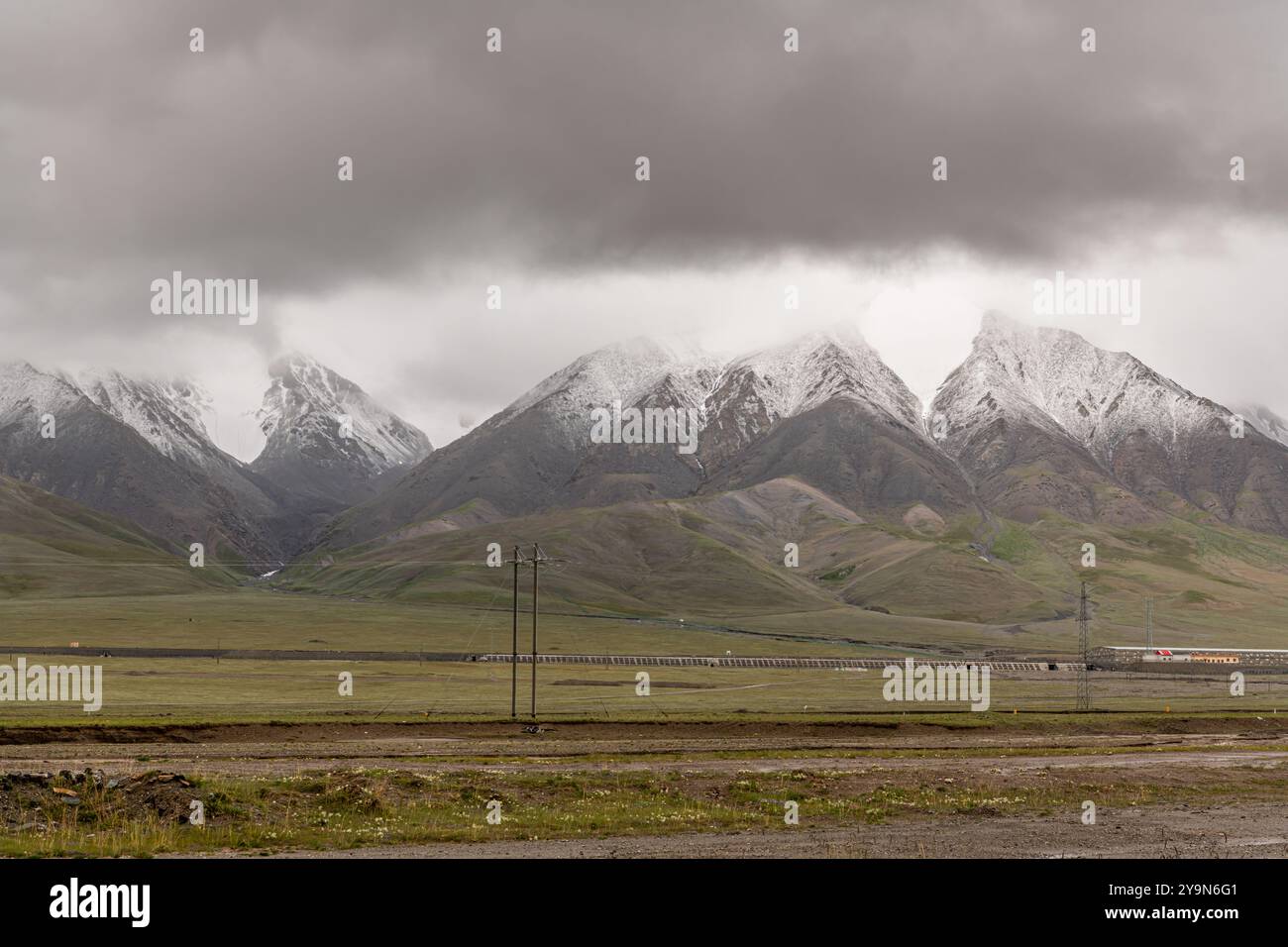 Trains sur la ligne de chemin de fer Qinghai-Tibet sous la montagne de neige Kunlun Yuzhufeng, Qinghai, Chine Banque D'Images