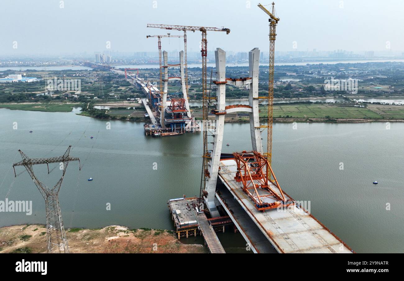 NANCHANG, CHINE - 10 OCTOBRE 2024 - des ouvriers de la construction travaillent dans le chemin de fer à grande vitesse de Nanchang-Jiujiang, en Chine, sur l'autoroute et le chemin de fer de la rivière Ganjiang Banque D'Images