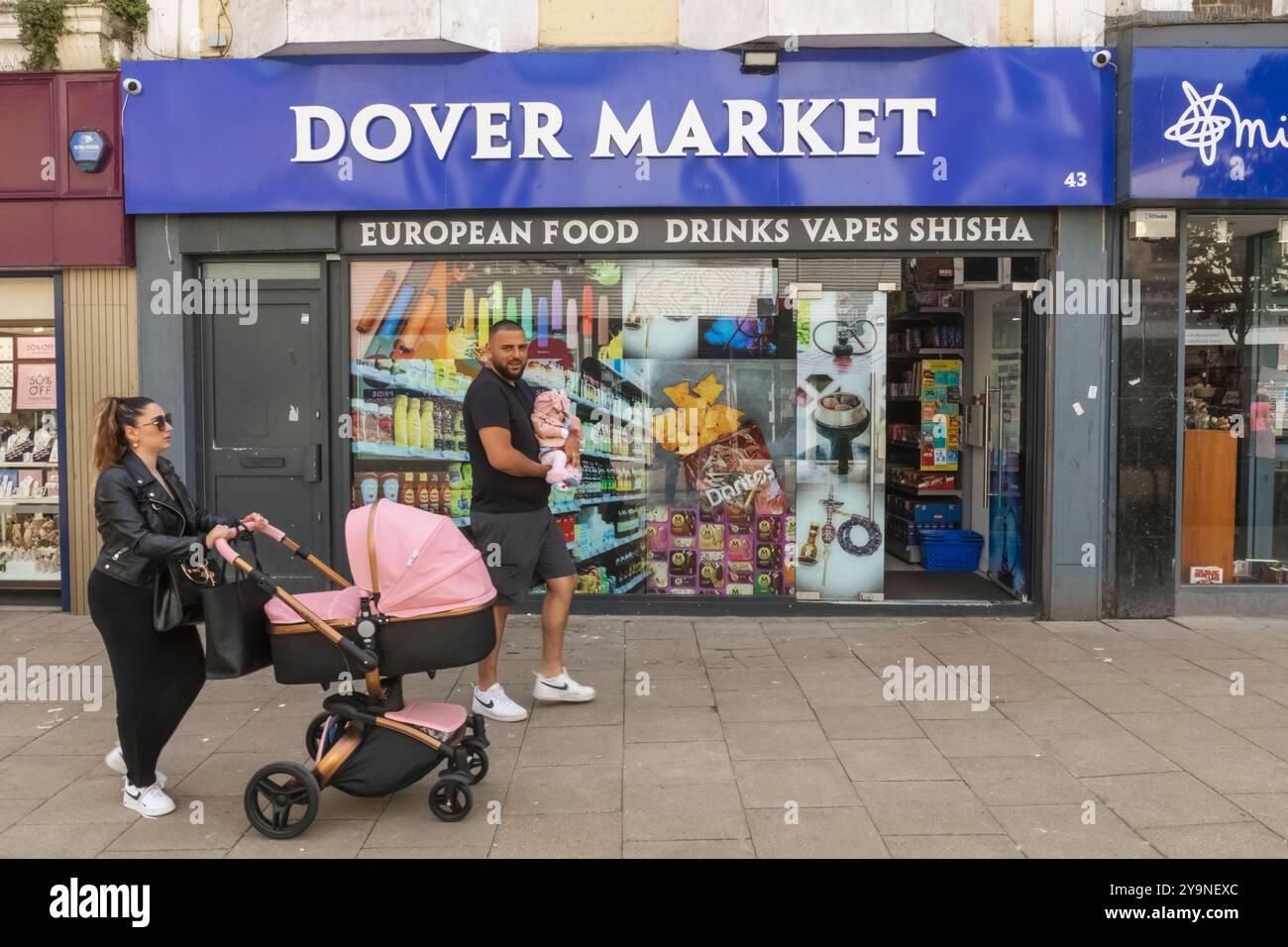 Angleterre, Kent, Douvres, scène de rue, famille immigrante Banque D'Images