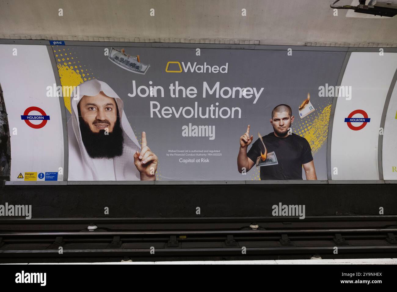 Transport for London (TfL) a été critiqué pour des publicités sur tubes montrant un prédicateur islamique controversé tenant une mallette de dollars brûlants. Banque D'Images