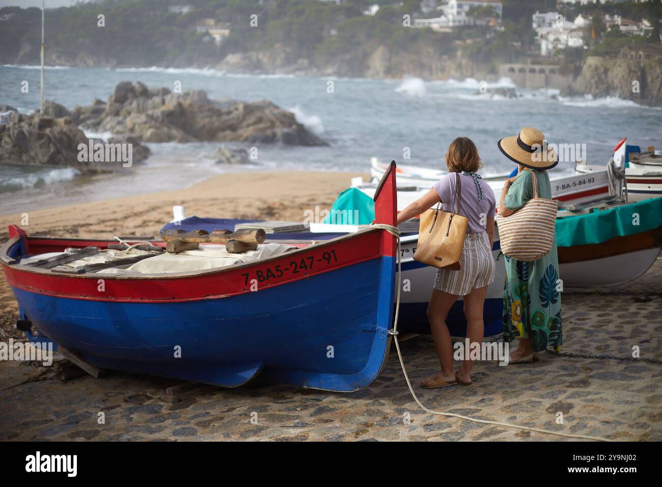 A HOUSE ON FIRE (2024) -titre original : CASA en FLAMES-, réalisé par DANI DE LA ORDEN. Crédit : Sábado Películas/Playtime Movies/Atresmedia Cine/3Cat/Eliofilm / album Banque D'Images