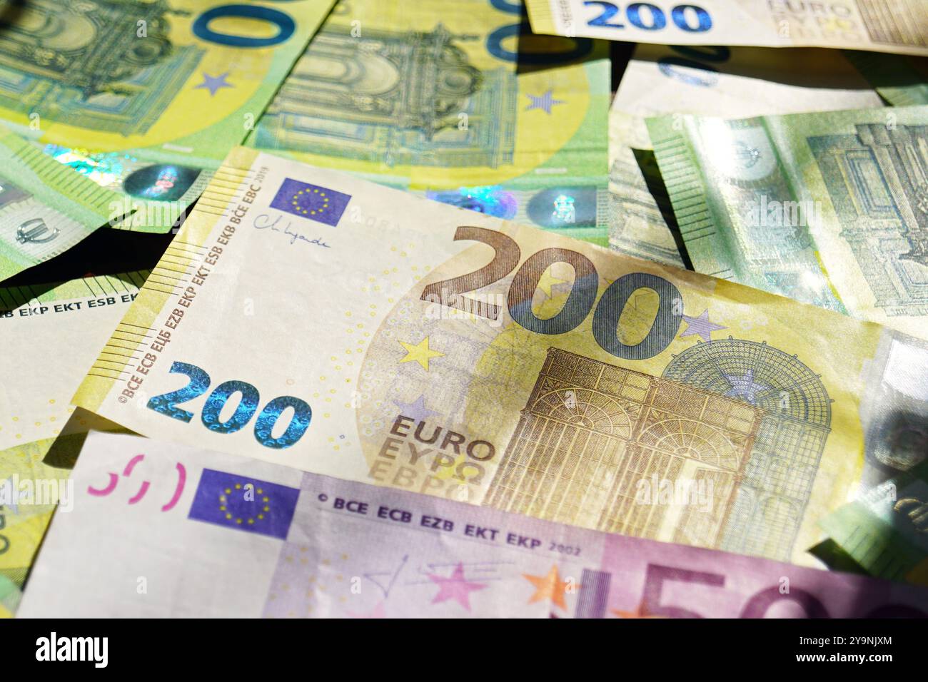 Gros plan de billets de banque : 100 (cent), 200 (deux cents), 500 (cinq cents) billets en euros disposés sur une surface. Les entreprises dans l'Union européenne Banque D'Images