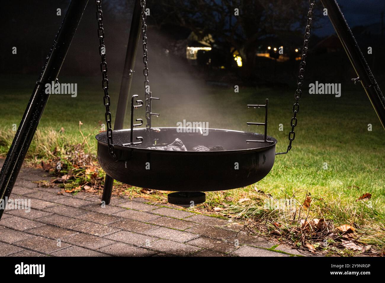 Fumée s'élevant d'un foyer suspendu Banque D'Images