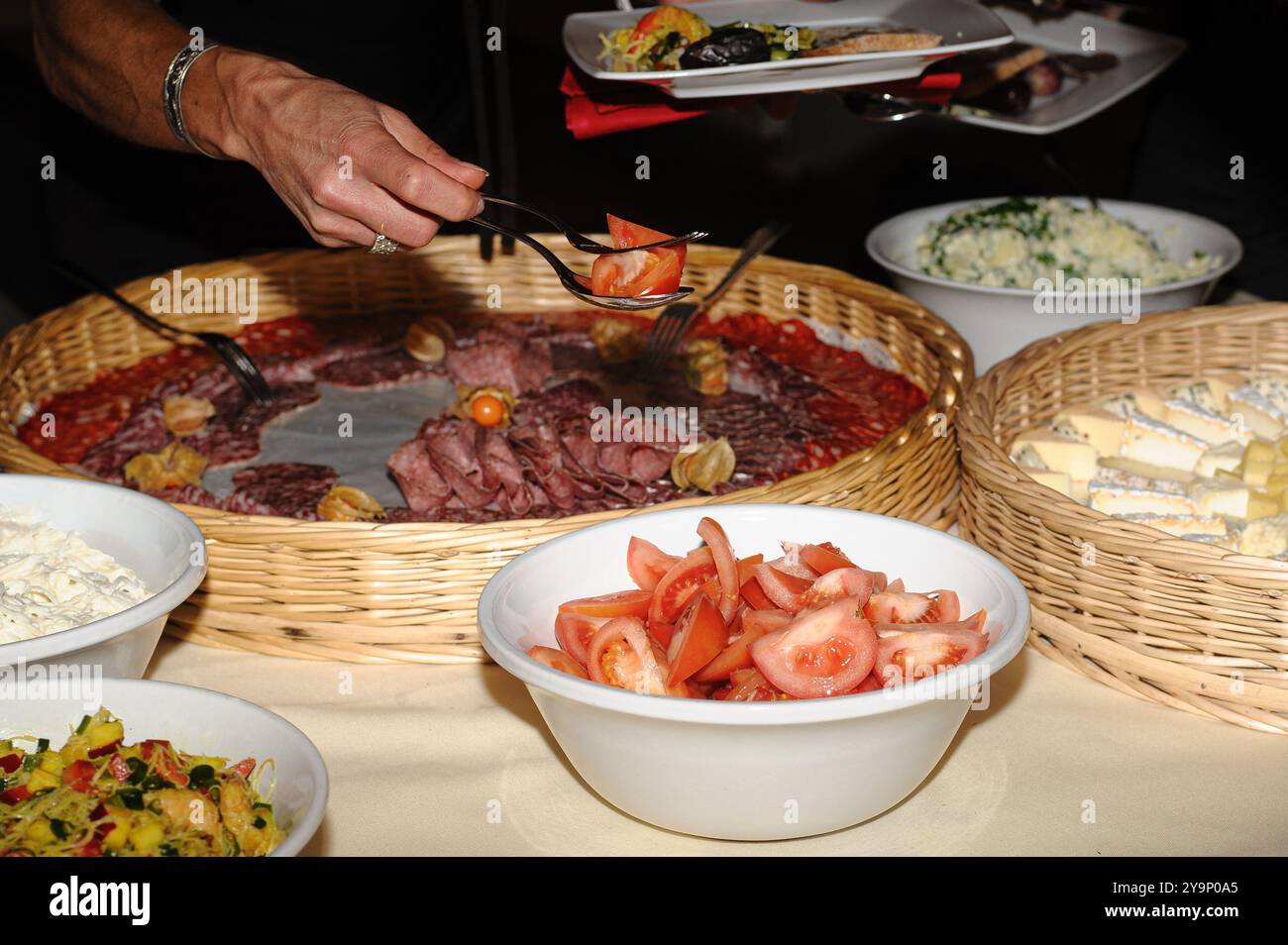 Un délicieux buffet avec un assortiment de charcuterie, salades fraîches et fromages. Parfait pour les fêtes et les rassemblements, mettant en valeur un point d'accès dynamique et dynamique Banque D'Images