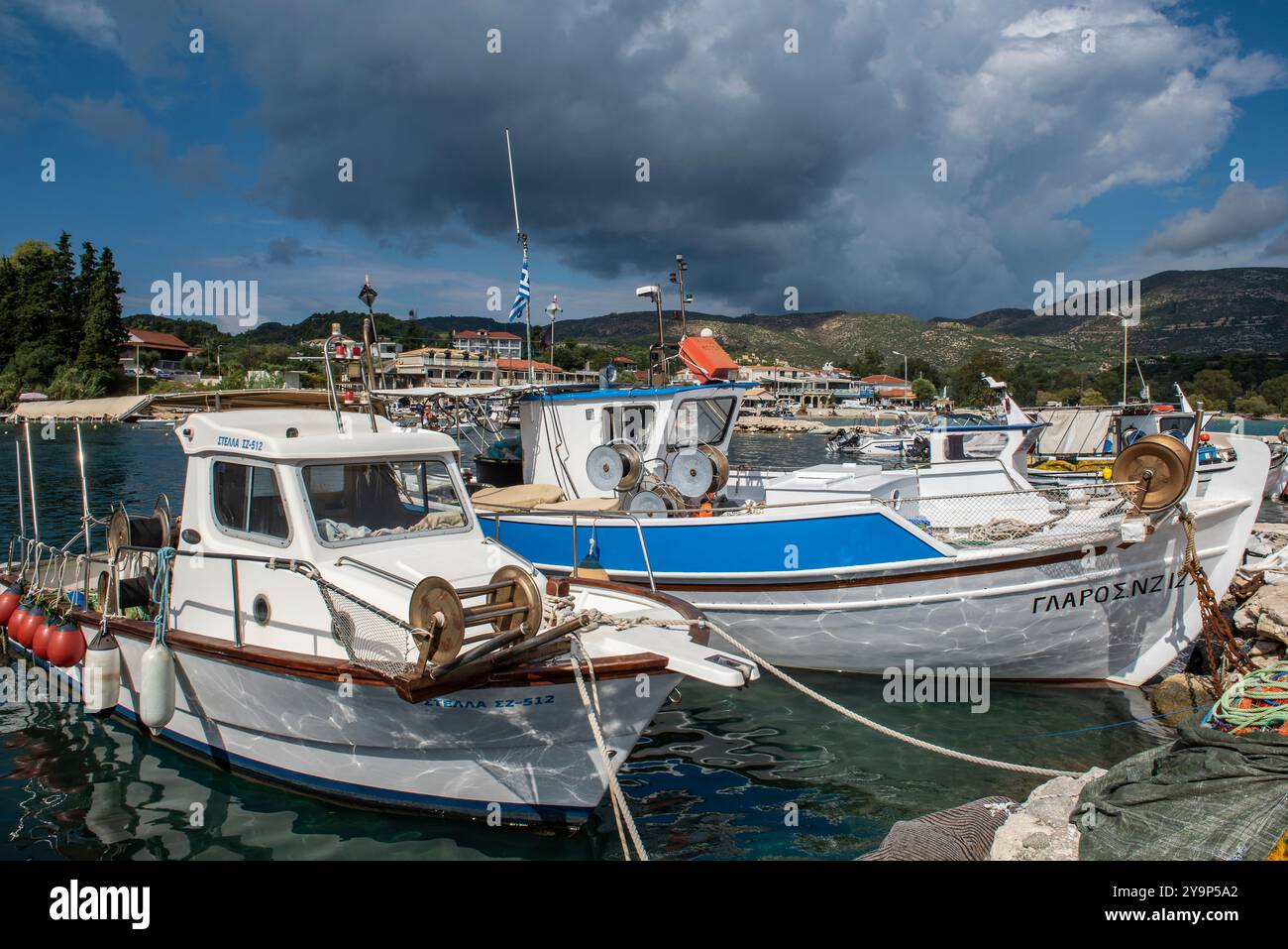 Bateaux de pêche traditionnels grecs méditerranéens dans le port de Limni Keri sur l'île de Zante ou Zakynthos dans la mer Ionienne. Banque D'Images