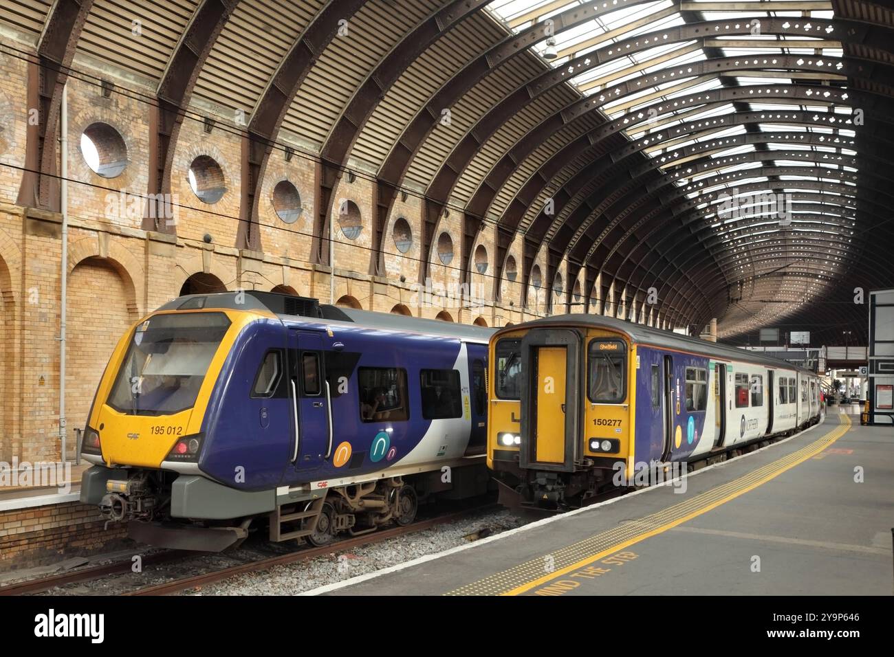 Northern Rail classe 195 diesel multiple unit 195012, et classe 150 numéro 150277, en attente à la gare de York, Royaume-Uni. Banque D'Images