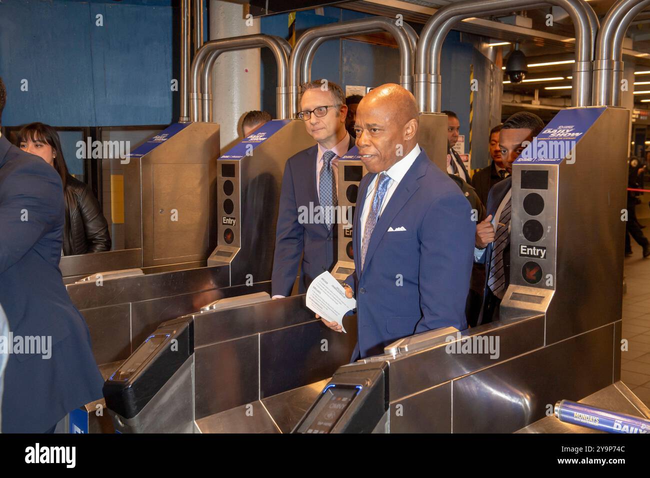 New York, États-Unis. 10 octobre 2024. Le maire de New York, Eric Adams, arrive à sa conférence de presse sur la sécurité du métro et les services sociaux à l'intérieur de la station de métro Times Square 42nd Street dans le centre de Manhattan. Le maire Adams a annoncé l'initiative PATH, un effort multi-agences impliquant le NYPD, le Département des services aux sans-abri et des travailleurs de la santé, utilisant un modèle de «co-réponse» pour répondre à la fois aux besoins de sécurité et de santé mentale pour aider plus de New-Yorkais. Crédit : SOPA images Limited/Alamy Live News Banque D'Images