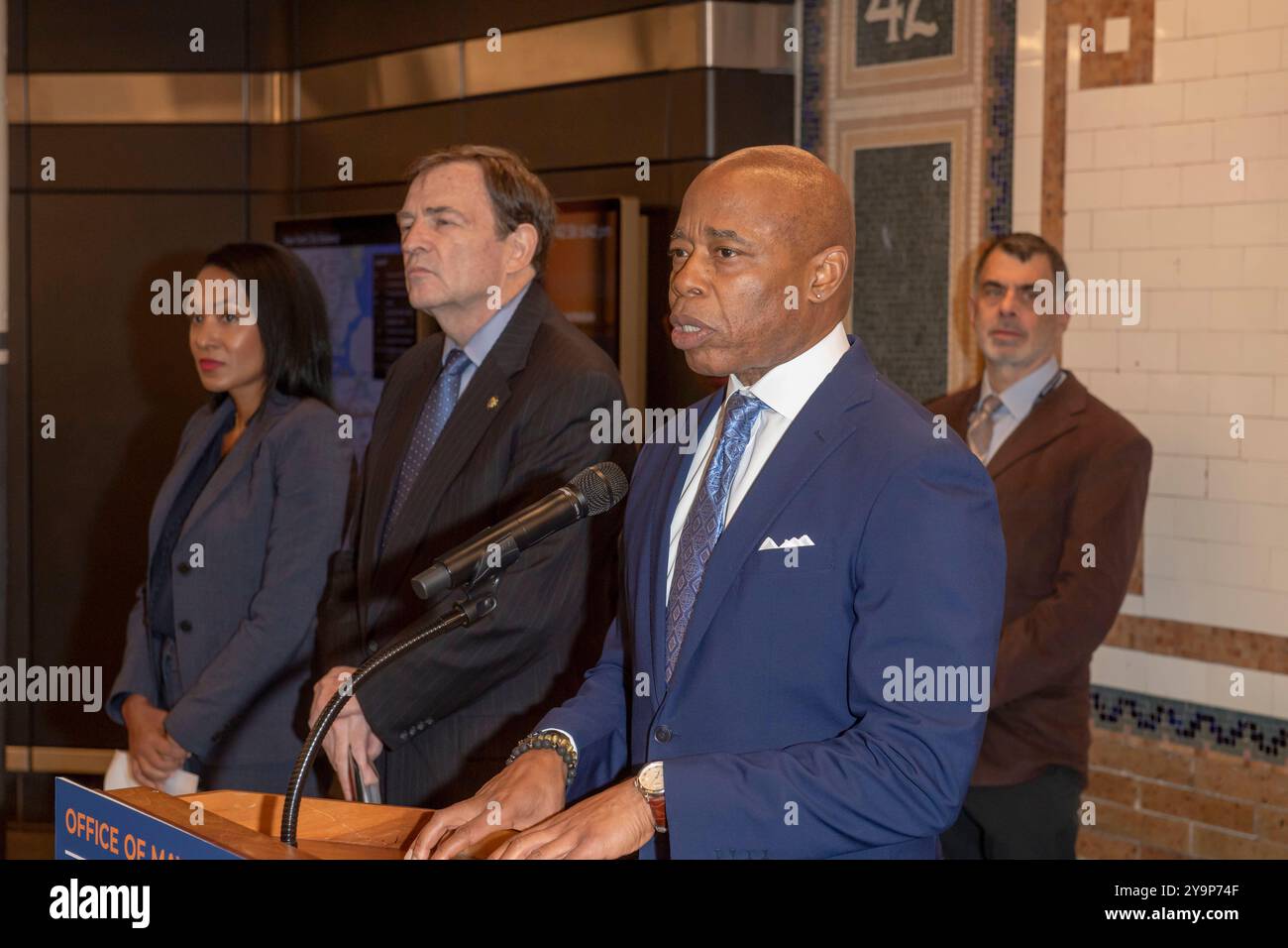 New York, États-Unis. 10 octobre 2024. Le maire de New York, Eric Adams, fait une annonce sur la sécurité du métro et les services sociaux à l'intérieur de la station de métro Times Square 42nd Street dans le centre de Manhattan. Le maire Adams a annoncé l'initiative PATH, un effort multi-agences impliquant le NYPD, le Département des services aux sans-abri et des travailleurs de la santé, utilisant un modèle de «co-réponse» pour répondre à la fois aux besoins de sécurité et de santé mentale pour aider plus de New-Yorkais. Crédit : SOPA images Limited/Alamy Live News Banque D'Images