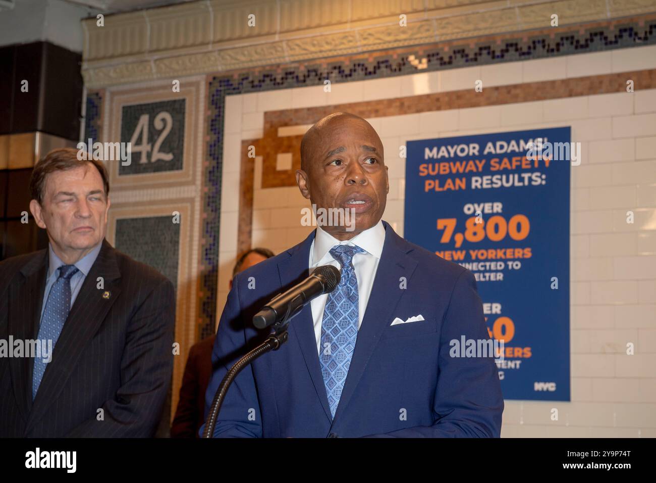 New York, États-Unis. 10 octobre 2024. Le maire de New York, Eric Adams, fait une annonce sur la sécurité du métro et les services sociaux à l'intérieur de la station de métro Times Square 42nd Street dans le centre de Manhattan. Le maire Adams a annoncé l'initiative PATH, un effort multi-agences impliquant le NYPD, le Département des services aux sans-abri et des travailleurs de la santé, utilisant un modèle de «co-réponse» pour répondre à la fois aux besoins de sécurité et de santé mentale pour aider plus de New-Yorkais. Crédit : SOPA images Limited/Alamy Live News Banque D'Images