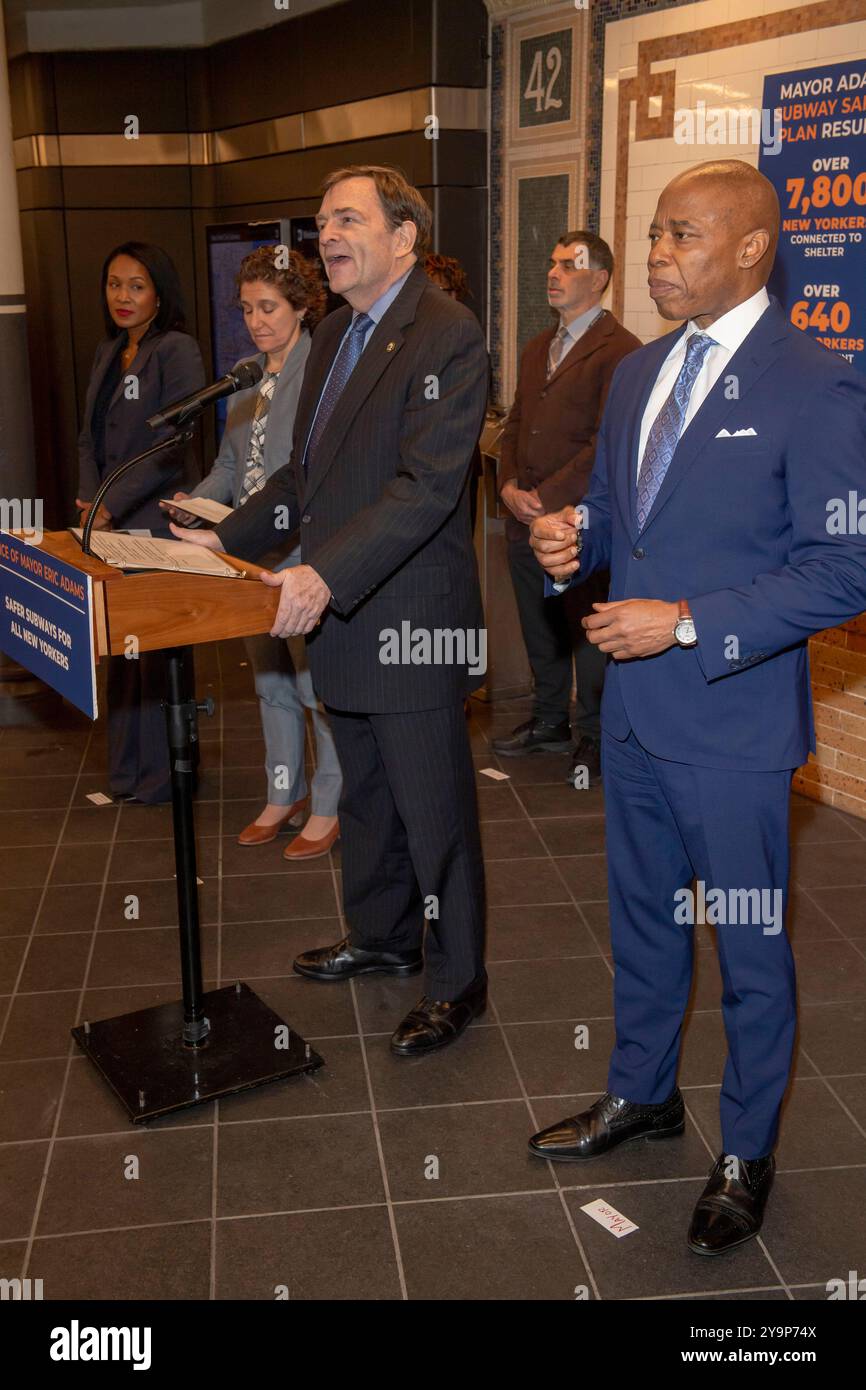 New York, États-Unis. 10 octobre 2024. Le commissaire de police par intérim Thomas G. Donlon du New York City police Department (NYPD) prend la parole lors de la conférence de presse sur la sécurité du métro et les services sociaux du maire Adams à l'intérieur de la station de métro Times Square 42nd Street dans le centre-ville de Manhattan. Le maire Adams a annoncé l'initiative PATH, un effort multi-agences impliquant le NYPD, le Département des services aux sans-abri et des travailleurs de la santé, utilisant un modèle de «co-réponse» pour répondre à la fois aux besoins de sécurité et de santé mentale pour aider plus de New-Yorkais. Crédit : SOPA images Limited/Alamy Live News Banque D'Images