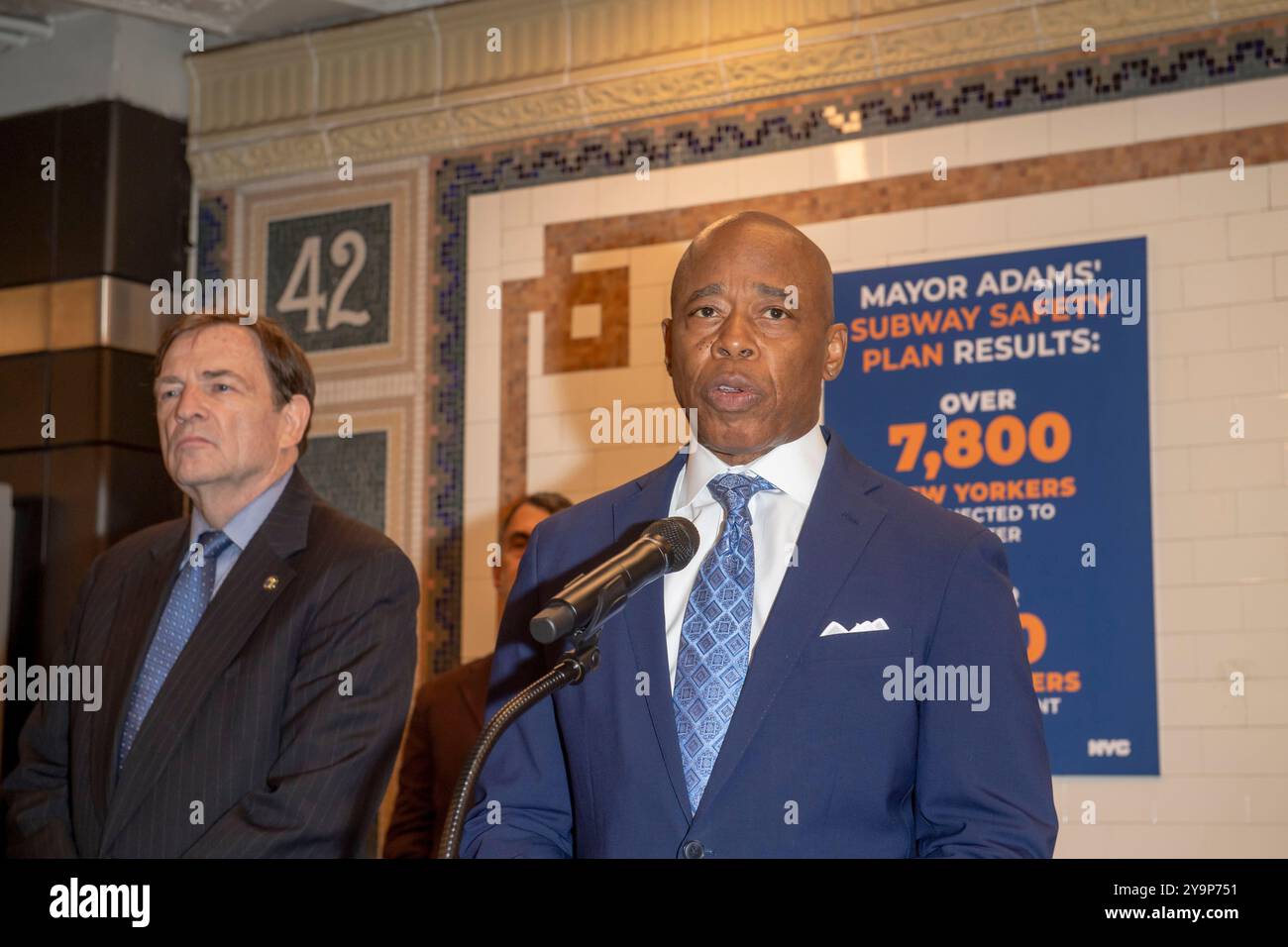 New York, États-Unis. 10 octobre 2024. Le maire de New York, Eric Adams, fait une annonce sur la sécurité du métro et les services sociaux à l'intérieur de la station de métro Times Square 42nd Street dans le centre de Manhattan. Le maire Adams a annoncé l'initiative PATH, un effort multi-agences impliquant le NYPD, le Département des services aux sans-abri et des travailleurs de la santé, utilisant un modèle de «co-réponse» pour répondre à la fois aux besoins de sécurité et de santé mentale pour aider plus de New-Yorkais. Crédit : SOPA images Limited/Alamy Live News Banque D'Images