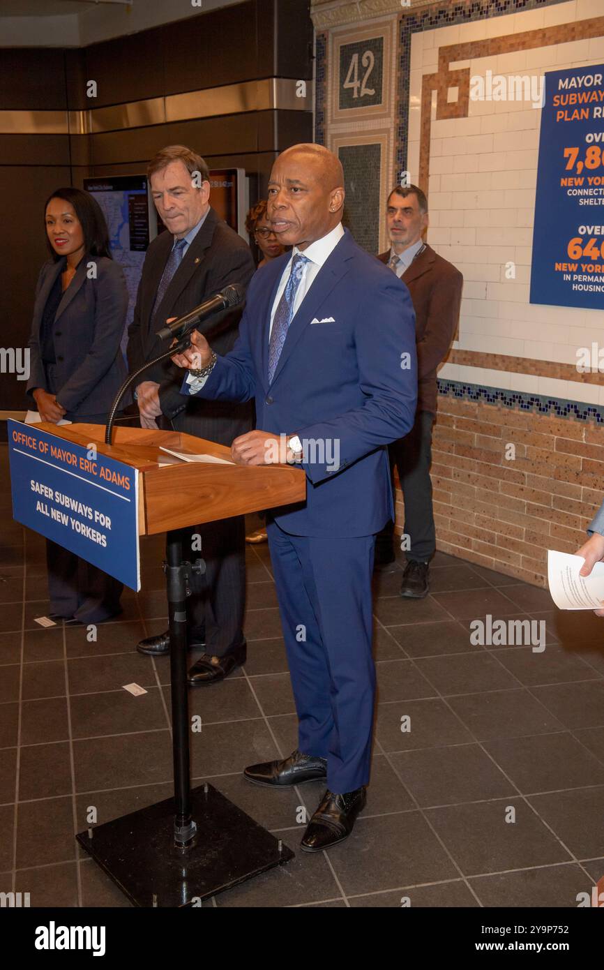 New York, États-Unis. 10 octobre 2024. Le maire de New York, Eric Adams, fait une annonce sur la sécurité du métro et les services sociaux à l'intérieur de la station de métro Times Square 42nd Street dans le centre de Manhattan. Le maire Adams a annoncé l'initiative PATH, un effort multi-agences impliquant le NYPD, le Département des services aux sans-abri et des travailleurs de la santé, utilisant un modèle de «co-réponse» pour répondre à la fois aux besoins de sécurité et de santé mentale pour aider plus de New-Yorkais. Crédit : SOPA images Limited/Alamy Live News Banque D'Images