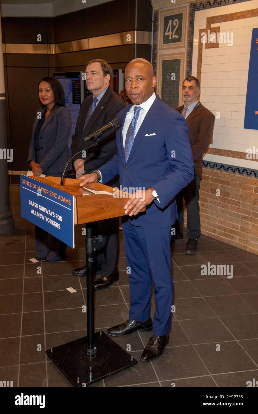 New York, États-Unis. 10 octobre 2024. Le maire de New York, Eric Adams, fait une annonce sur la sécurité du métro et les services sociaux à l'intérieur de la station de métro Times Square 42nd Street dans le centre de Manhattan. Le maire Adams a annoncé l'initiative PATH, un effort multi-agences impliquant le NYPD, le Département des services aux sans-abri et des travailleurs de la santé, utilisant un modèle de «co-réponse» pour répondre à la fois aux besoins de sécurité et de santé mentale pour aider plus de New-Yorkais. Crédit : SOPA images Limited/Alamy Live News Banque D'Images