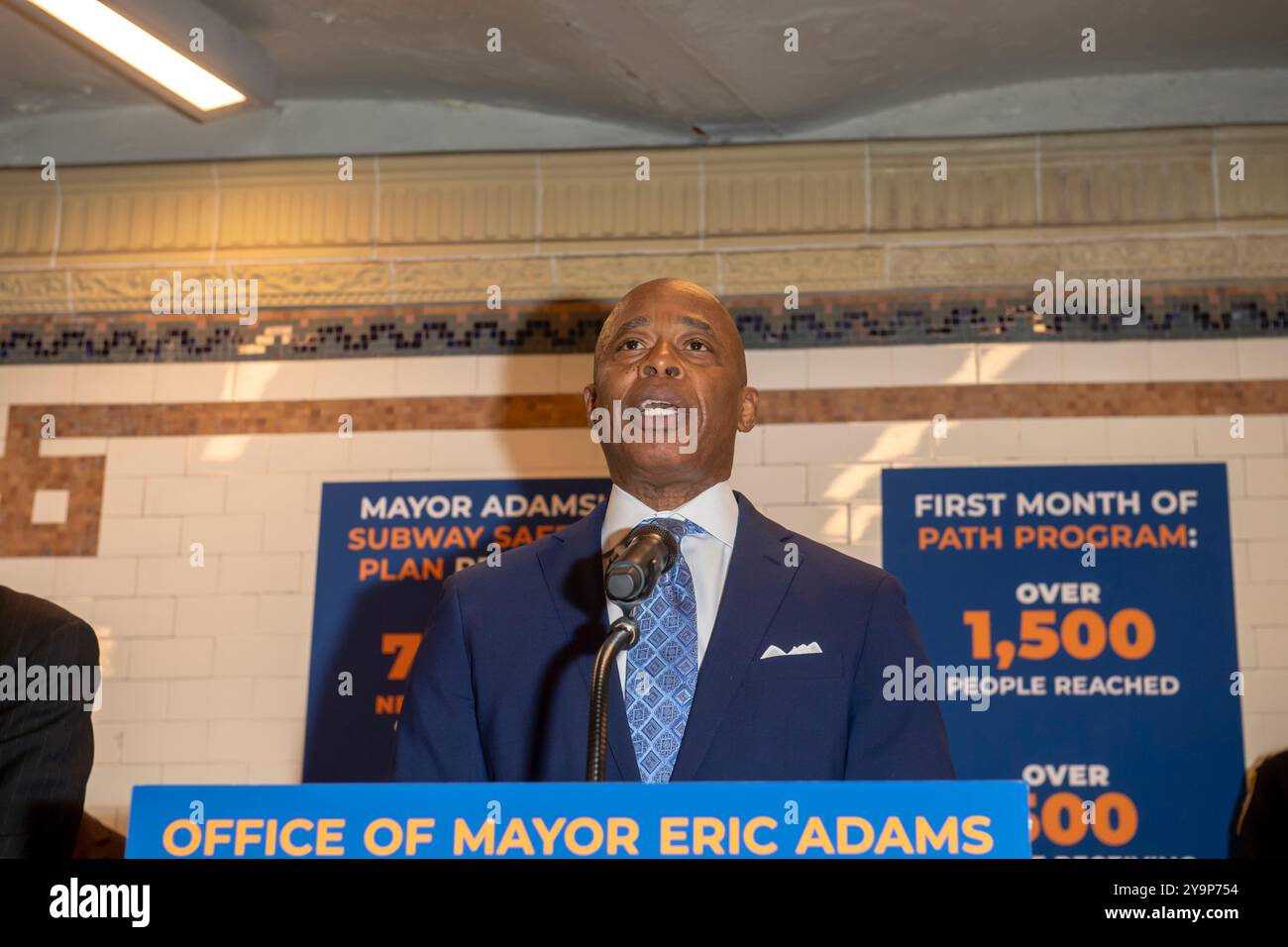 New York, États-Unis. 10 octobre 2024. Le maire de New York, Eric Adams, fait une annonce sur la sécurité du métro et les services sociaux à l'intérieur de la station de métro Times Square 42nd Street dans le centre de Manhattan. Le maire Adams a annoncé l'initiative PATH, un effort multi-agences impliquant le NYPD, le Département des services aux sans-abri et des travailleurs de la santé, utilisant un modèle de «co-réponse» pour répondre à la fois aux besoins de sécurité et de santé mentale pour aider plus de New-Yorkais. Crédit : SOPA images Limited/Alamy Live News Banque D'Images