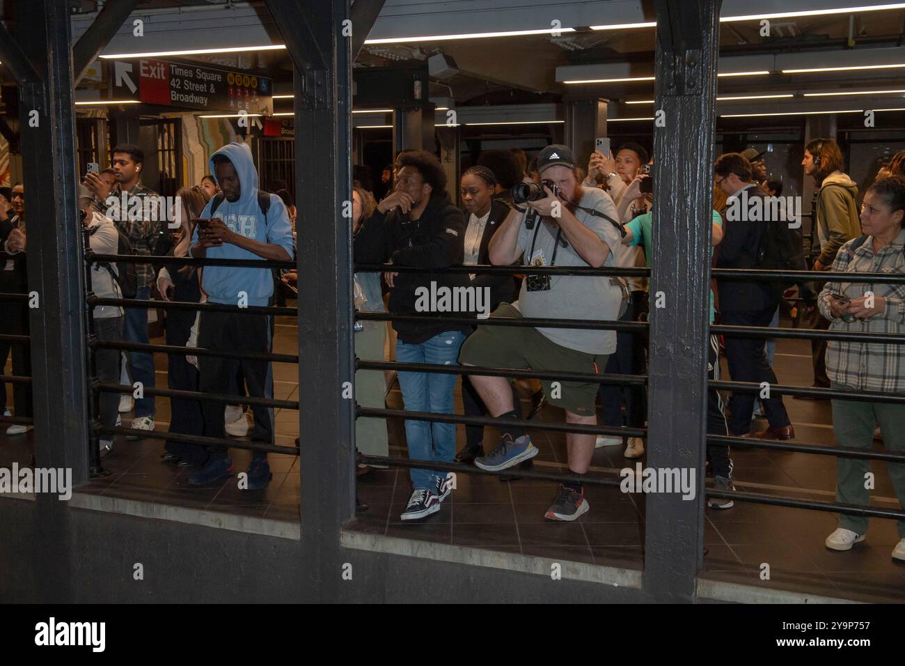 New York, États-Unis. 10 octobre 2024. Les navetteurs regardent la conférence de presse sur la sécurité du métro et les services sociaux du maire Adams à l'intérieur de la station de métro Times Square 42nd Street dans le centre de Manhattan. Le maire Adams a annoncé l'initiative PATH, un effort multi-agences impliquant le NYPD, le Département des services aux sans-abri et des travailleurs de la santé, utilisant un modèle de «co-réponse» pour répondre à la fois aux besoins de sécurité et de santé mentale pour aider plus de New-Yorkais. Crédit : SOPA images Limited/Alamy Live News Banque D'Images