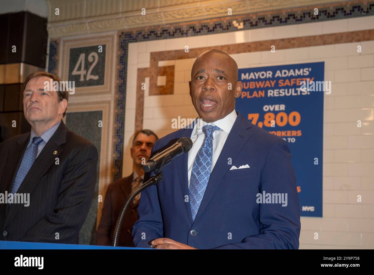 New York, États-Unis. 10 octobre 2024. Le maire de New York, Eric Adams, fait une annonce sur la sécurité du métro et les services sociaux à l'intérieur de la station de métro Times Square 42nd Street dans le centre de Manhattan. Le maire Adams a annoncé l'initiative PATH, un effort multi-agences impliquant le NYPD, le Département des services aux sans-abri et des travailleurs de la santé, utilisant un modèle de «co-réponse» pour répondre à la fois aux besoins de sécurité et de santé mentale pour aider plus de New-Yorkais. Crédit : SOPA images Limited/Alamy Live News Banque D'Images