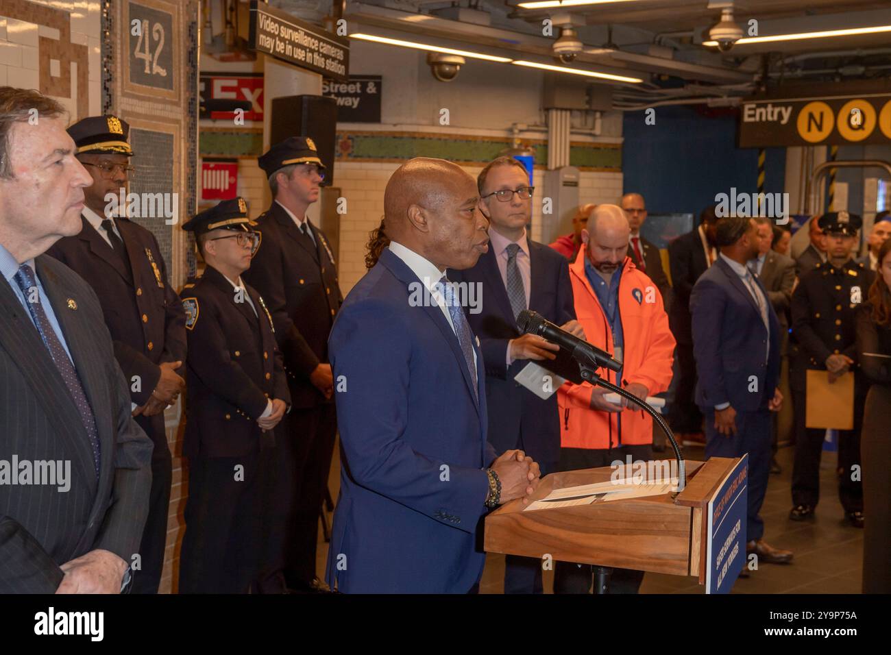 New York, États-Unis. 10 octobre 2024. Le maire de New York, Eric Adams, fait une annonce sur la sécurité du métro et les services sociaux à l'intérieur de la station de métro Times Square 42nd Street dans le centre de Manhattan. Le maire Adams a annoncé l'initiative PATH, un effort multi-agences impliquant le NYPD, le Département des services aux sans-abri et des travailleurs de la santé, utilisant un modèle de «co-réponse» pour répondre à la fois aux besoins de sécurité et de santé mentale pour aider plus de New-Yorkais. Crédit : SOPA images Limited/Alamy Live News Banque D'Images
