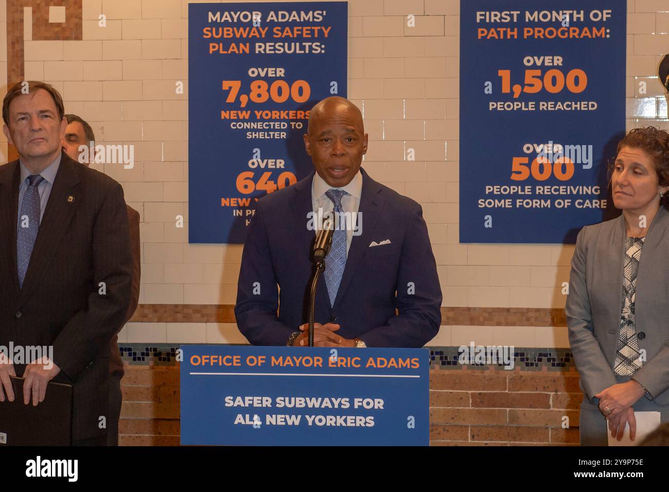 New York, États-Unis. 10 octobre 2024. Le maire de New York, Eric Adams, fait une annonce sur la sécurité du métro et les services sociaux à l'intérieur de la station de métro Times Square 42nd Street dans le centre de Manhattan. Le maire Adams a annoncé l'initiative PATH, un effort multi-agences impliquant le NYPD, le Département des services aux sans-abri et des travailleurs de la santé, utilisant un modèle de «co-réponse» pour répondre à la fois aux besoins de sécurité et de santé mentale pour aider plus de New-Yorkais. Crédit : SOPA images Limited/Alamy Live News Banque D'Images