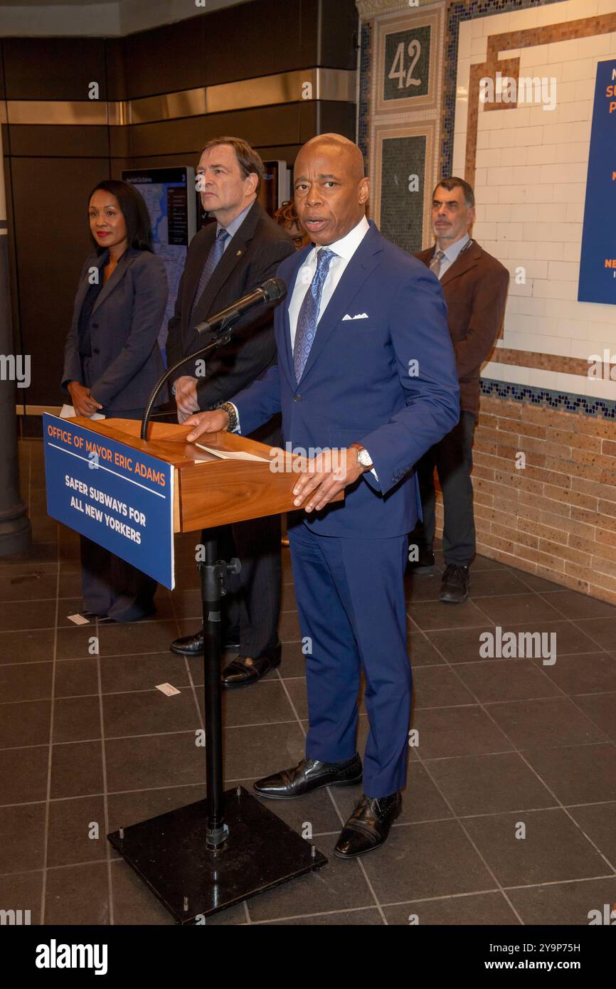 New York, États-Unis. 10 octobre 2024. Le maire de New York, Eric Adams, fait une annonce sur la sécurité du métro et les services sociaux à l'intérieur de la station de métro Times Square 42nd Street dans le centre de Manhattan. Le maire Adams a annoncé l'initiative PATH, un effort multi-agences impliquant le NYPD, le Département des services aux sans-abri et des travailleurs de la santé, utilisant un modèle de «co-réponse» pour répondre à la fois aux besoins de sécurité et de santé mentale pour aider plus de New-Yorkais. Crédit : SOPA images Limited/Alamy Live News Banque D'Images