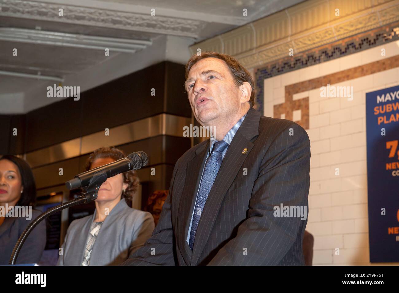 New York, États-Unis. 10 octobre 2024. Le commissaire de police par intérim Thomas G. Donlon du New York City police Department (NYPD) prend la parole lors de la conférence de presse sur la sécurité du métro et les services sociaux du maire Adams à l'intérieur de la station de métro Times Square 42nd Street dans le centre-ville de Manhattan. Le maire Adams a annoncé l'initiative PATH, un effort multi-agences impliquant le NYPD, le Département des services aux sans-abri et des travailleurs de la santé, utilisant un modèle de «co-réponse» pour répondre à la fois aux besoins de sécurité et de santé mentale pour aider plus de New-Yorkais. Crédit : SOPA images Limited/Alamy Live News Banque D'Images