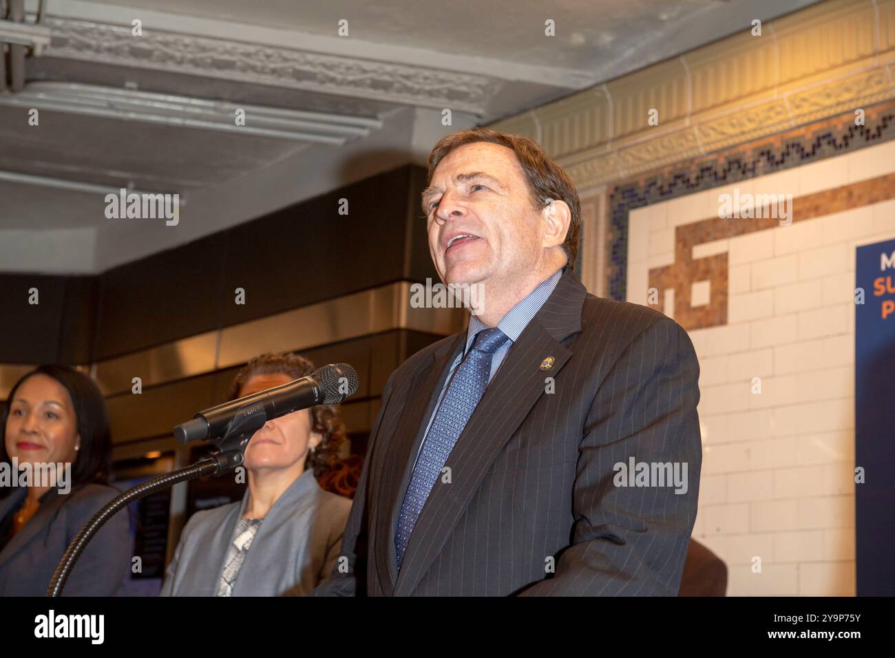 New York, États-Unis. 10 octobre 2024. Le commissaire de police par intérim Thomas G. Donlon du New York City police Department (NYPD) prend la parole lors de la conférence de presse sur la sécurité du métro et les services sociaux du maire Adams à l'intérieur de la station de métro Times Square 42nd Street dans le centre-ville de Manhattan. Le maire Adams a annoncé l'initiative PATH, un effort multi-agences impliquant le NYPD, le Département des services aux sans-abri et des travailleurs de la santé, utilisant un modèle de «co-réponse» pour répondre à la fois aux besoins de sécurité et de santé mentale pour aider plus de New-Yorkais. Crédit : SOPA images Limited/Alamy Live News Banque D'Images