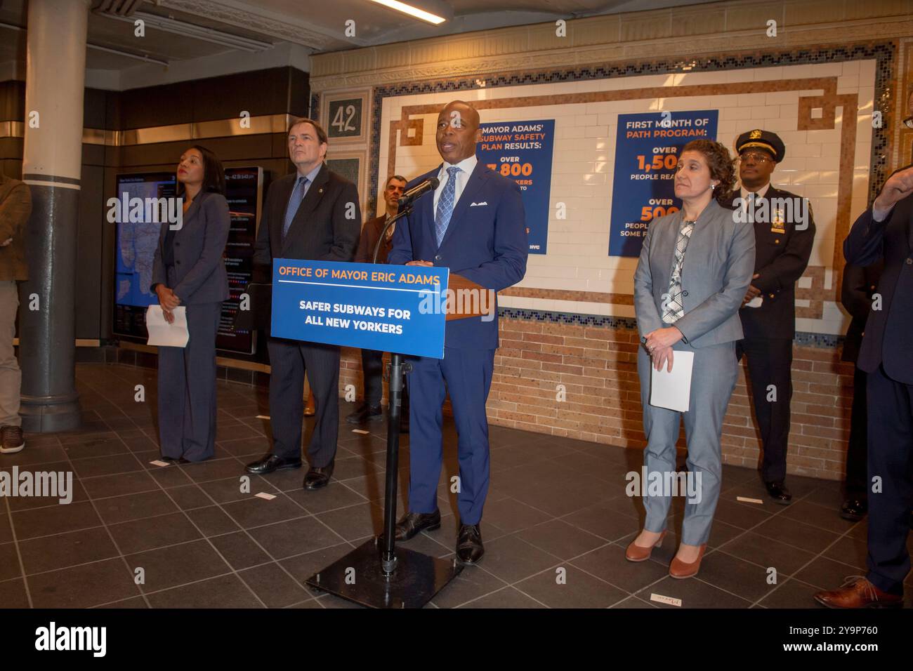 New York, États-Unis. 10 octobre 2024. Le maire de New York, Eric Adams, fait une annonce sur la sécurité du métro et les services sociaux à l'intérieur de la station de métro Times Square 42nd Street dans le centre de Manhattan. Le maire Adams a annoncé l'initiative PATH, un effort multi-agences impliquant le NYPD, le Département des services aux sans-abri et des travailleurs de la santé, utilisant un modèle de «co-réponse» pour répondre à la fois aux besoins de sécurité et de santé mentale pour aider plus de New-Yorkais. Crédit : SOPA images Limited/Alamy Live News Banque D'Images