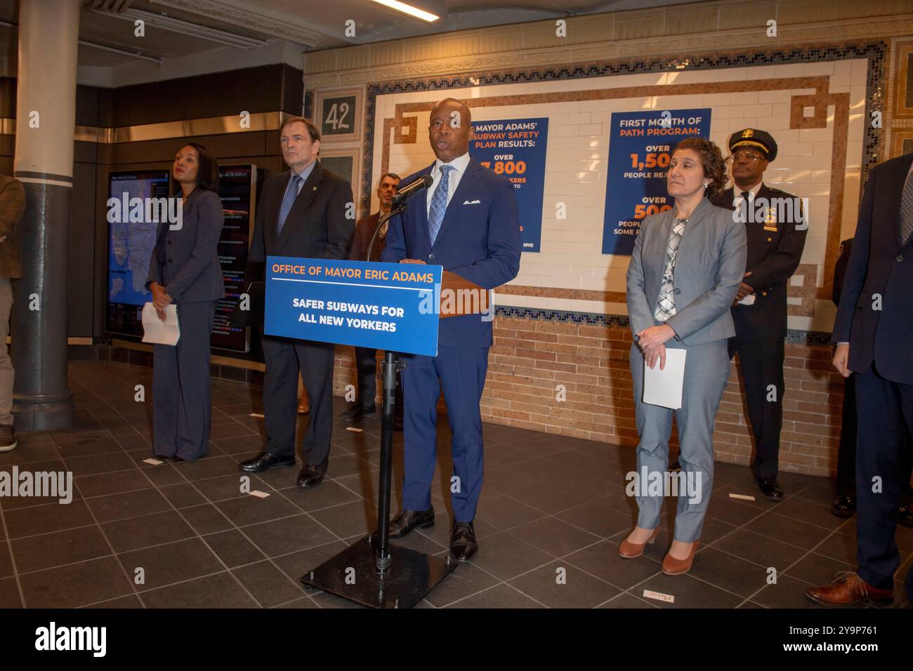 New York, États-Unis. 10 octobre 2024. Le maire de New York, Eric Adams, fait une annonce sur la sécurité du métro et les services sociaux à l'intérieur de la station de métro Times Square 42nd Street dans le centre de Manhattan. Le maire Adams a annoncé l'initiative PATH, un effort multi-agences impliquant le NYPD, le Département des services aux sans-abri et des travailleurs de la santé, utilisant un modèle de «co-réponse» pour répondre à la fois aux besoins de sécurité et de santé mentale pour aider plus de New-Yorkais. Crédit : SOPA images Limited/Alamy Live News Banque D'Images