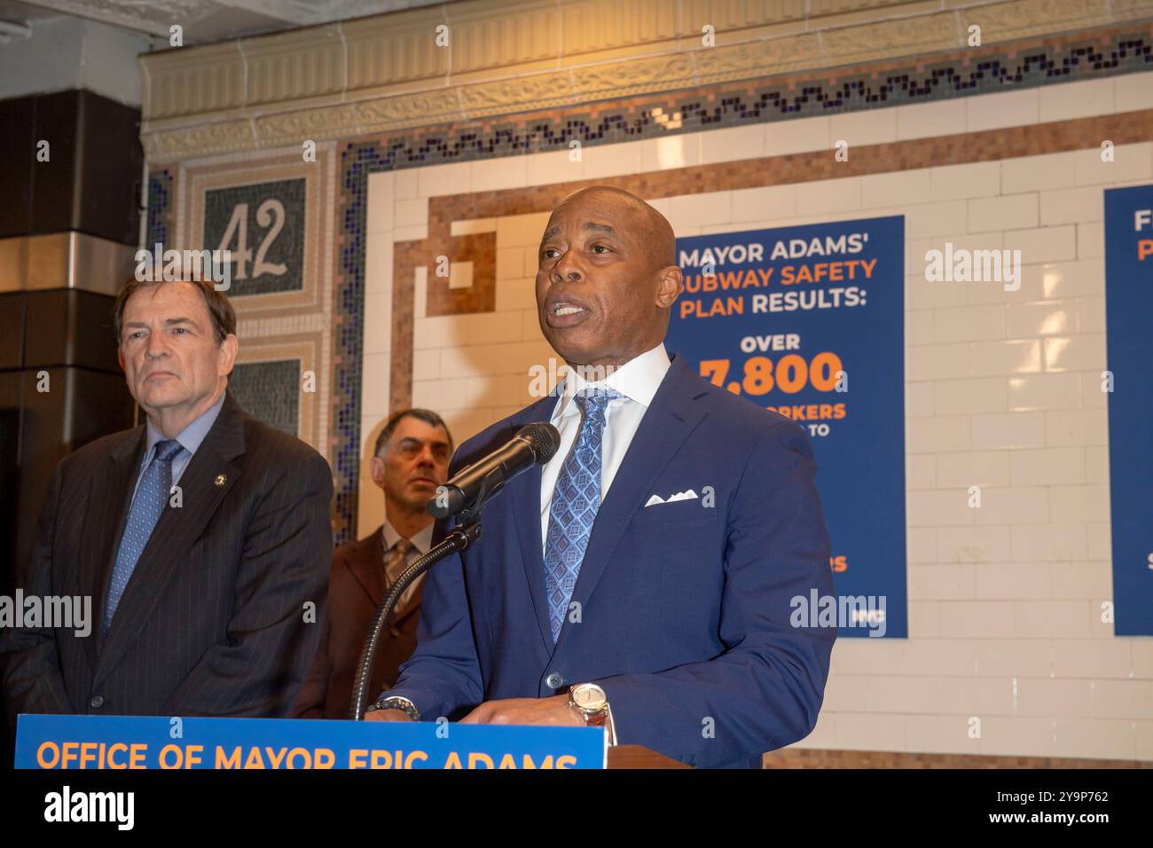 New York, États-Unis. 10 octobre 2024. Le maire de New York, Eric Adams, fait une annonce sur la sécurité du métro et les services sociaux à l'intérieur de la station de métro Times Square 42nd Street dans le centre de Manhattan. Le maire Adams a annoncé l'initiative PATH, un effort multi-agences impliquant le NYPD, le Département des services aux sans-abri et des travailleurs de la santé, utilisant un modèle de «co-réponse» pour répondre à la fois aux besoins de sécurité et de santé mentale pour aider plus de New-Yorkais. Crédit : SOPA images Limited/Alamy Live News Banque D'Images
