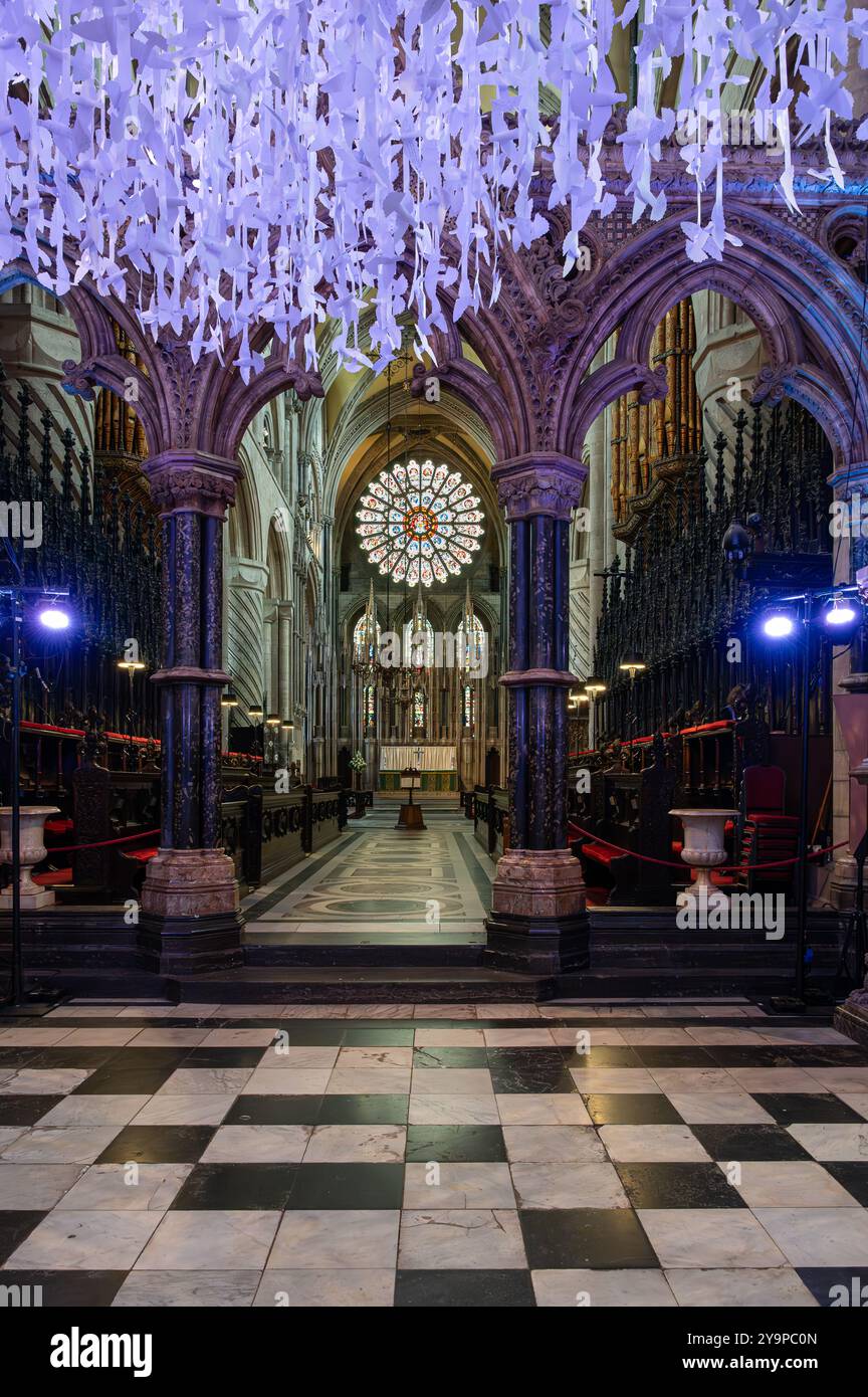The Choir - Quire et High Alter de la cathédrale de Durham avec le fond de l'œuvre d'art Peace Doves, comté de Durham, Angleterre Banque D'Images