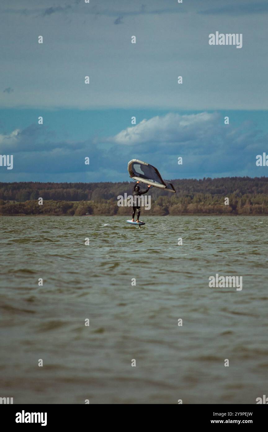 Rider de fleuret d'aile dans le lac. Banque D'Images