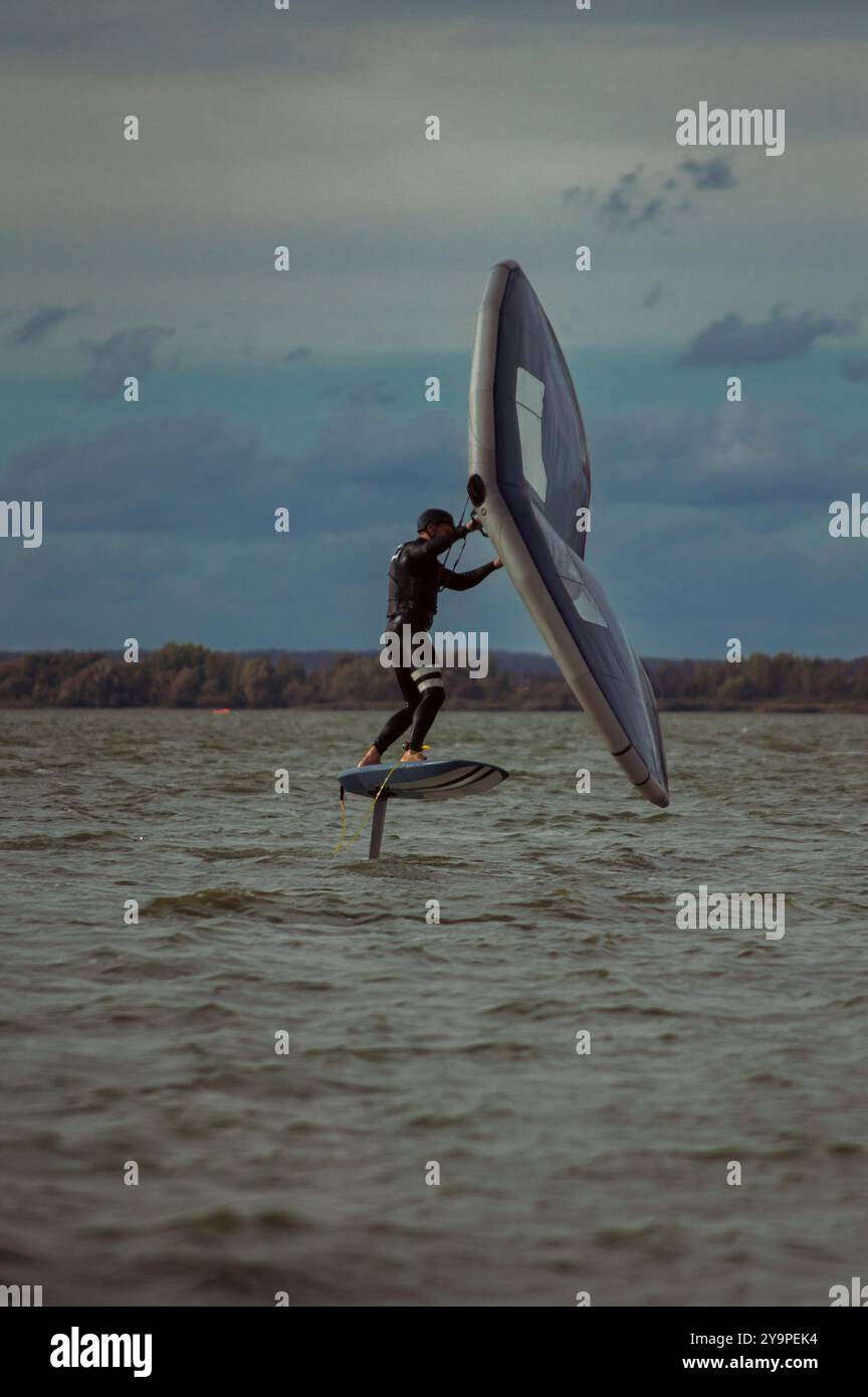 Rider de fleuret d'aile dans le lac. Banque D'Images
