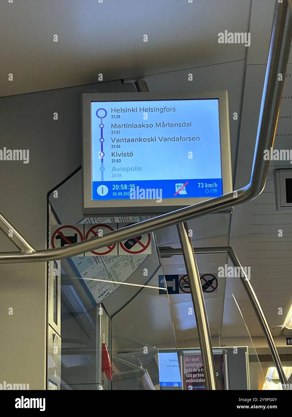 Panneau d'information numérique à bord du train de Finavia (aéroport d'Helsinki) à la ville. Les informations comprennent les arrêts horaires et la vitesse du train Banque D'Images