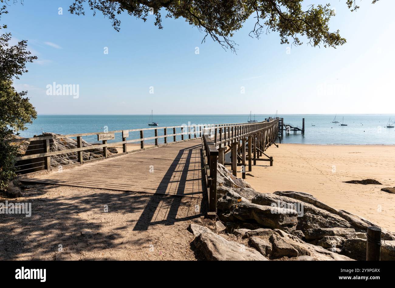 Jetée en bois sur la plage des Dames à Noirmoutier en l'île (Vendée - France) Banque D'Images